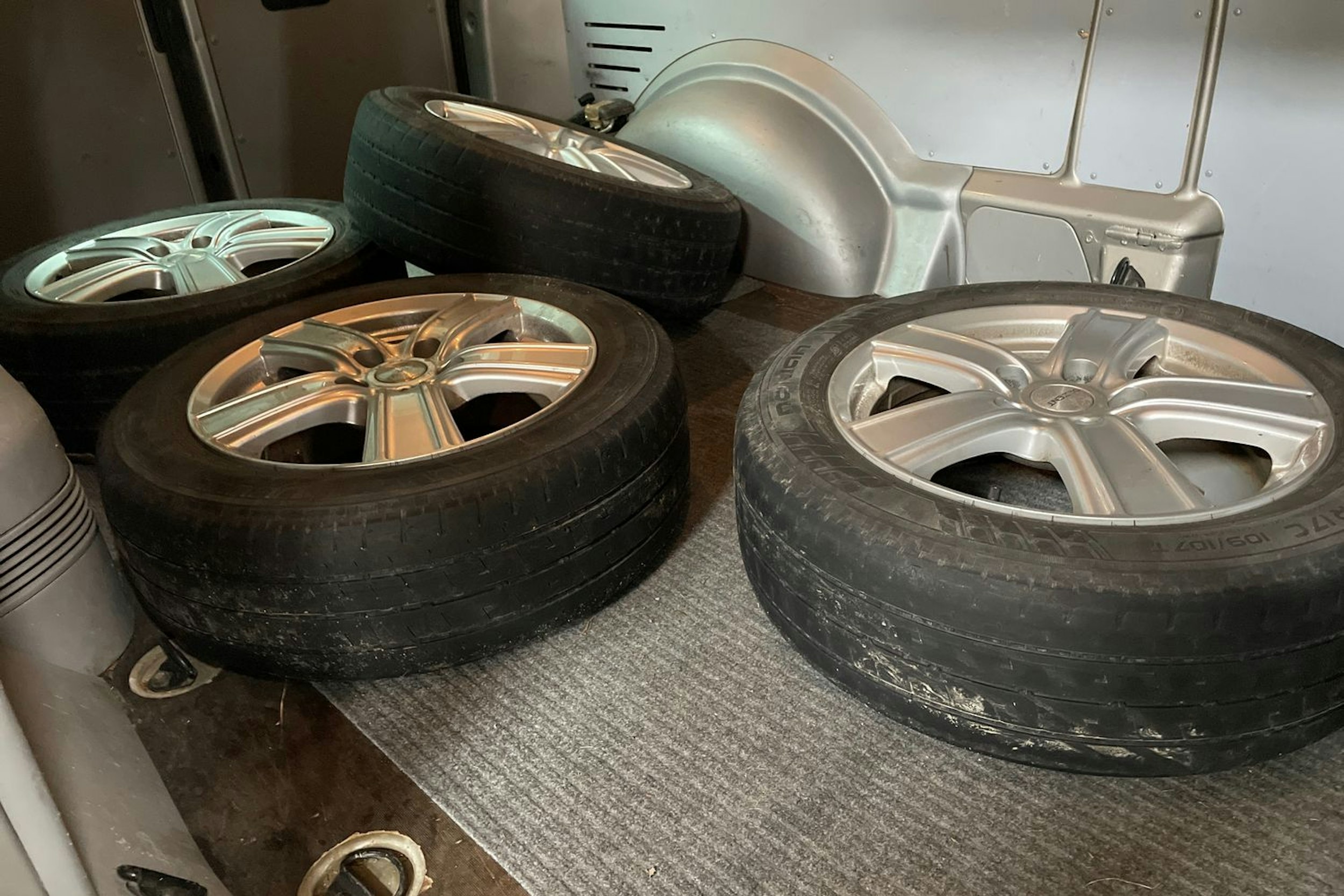 Ruskea (beige) Volkswagen Transporter umpipak. 2011 kuva 13.