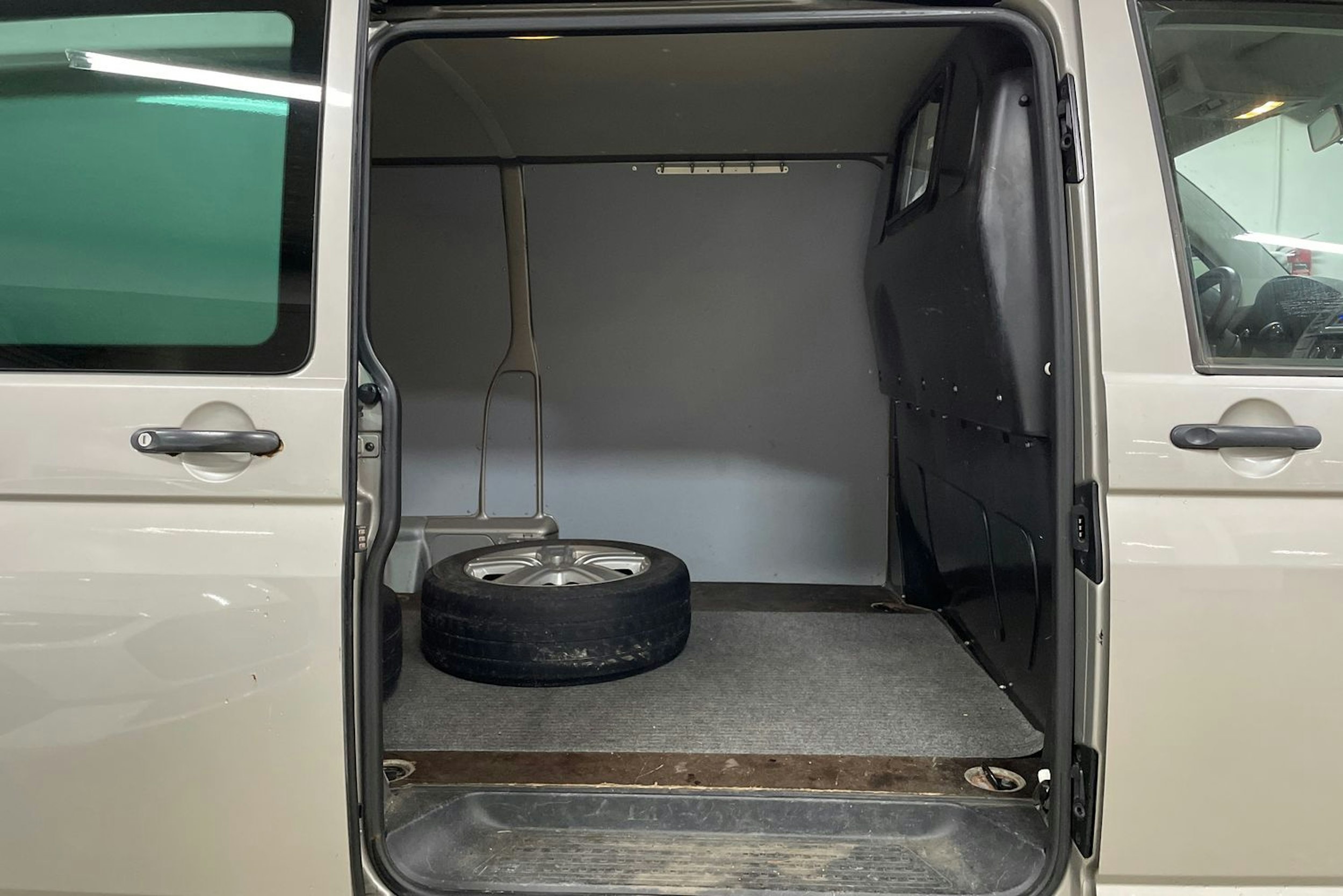 Ruskea (beige) Volkswagen Transporter umpipak. 2011 kuva 15.