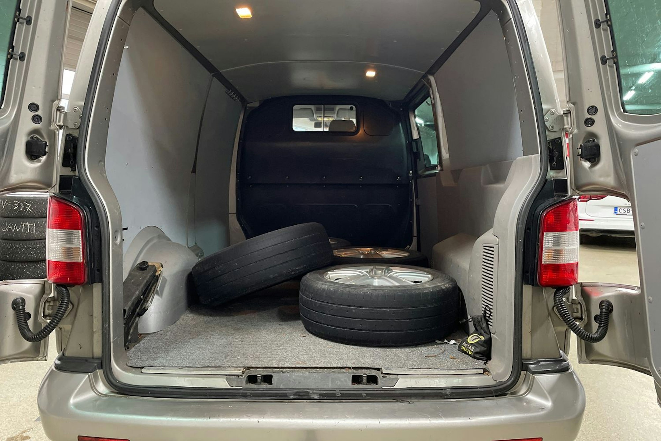 Ruskea (beige) Volkswagen Transporter umpipak. 2011 kuva 16.