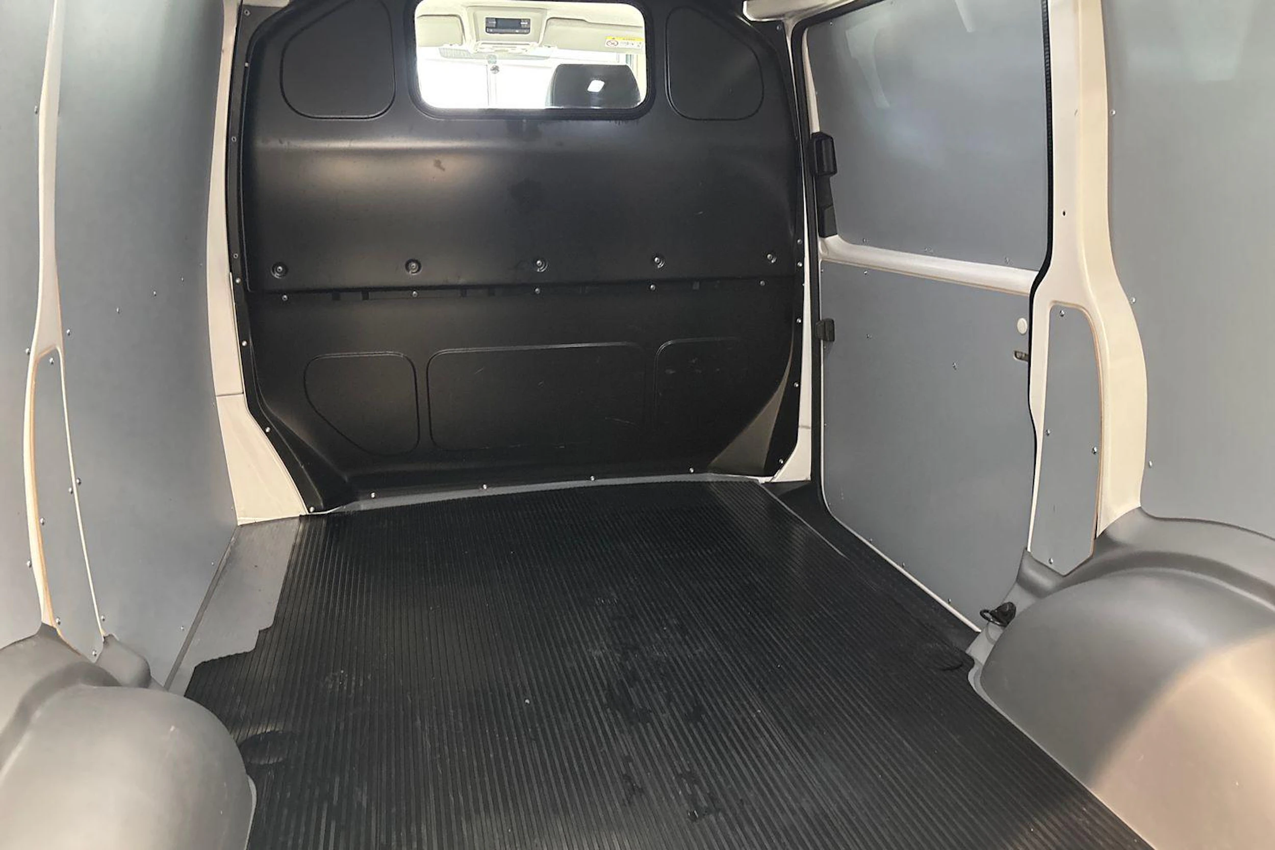 Valkoinen Volkswagen Transporter umpipake 2024 kuva 11.