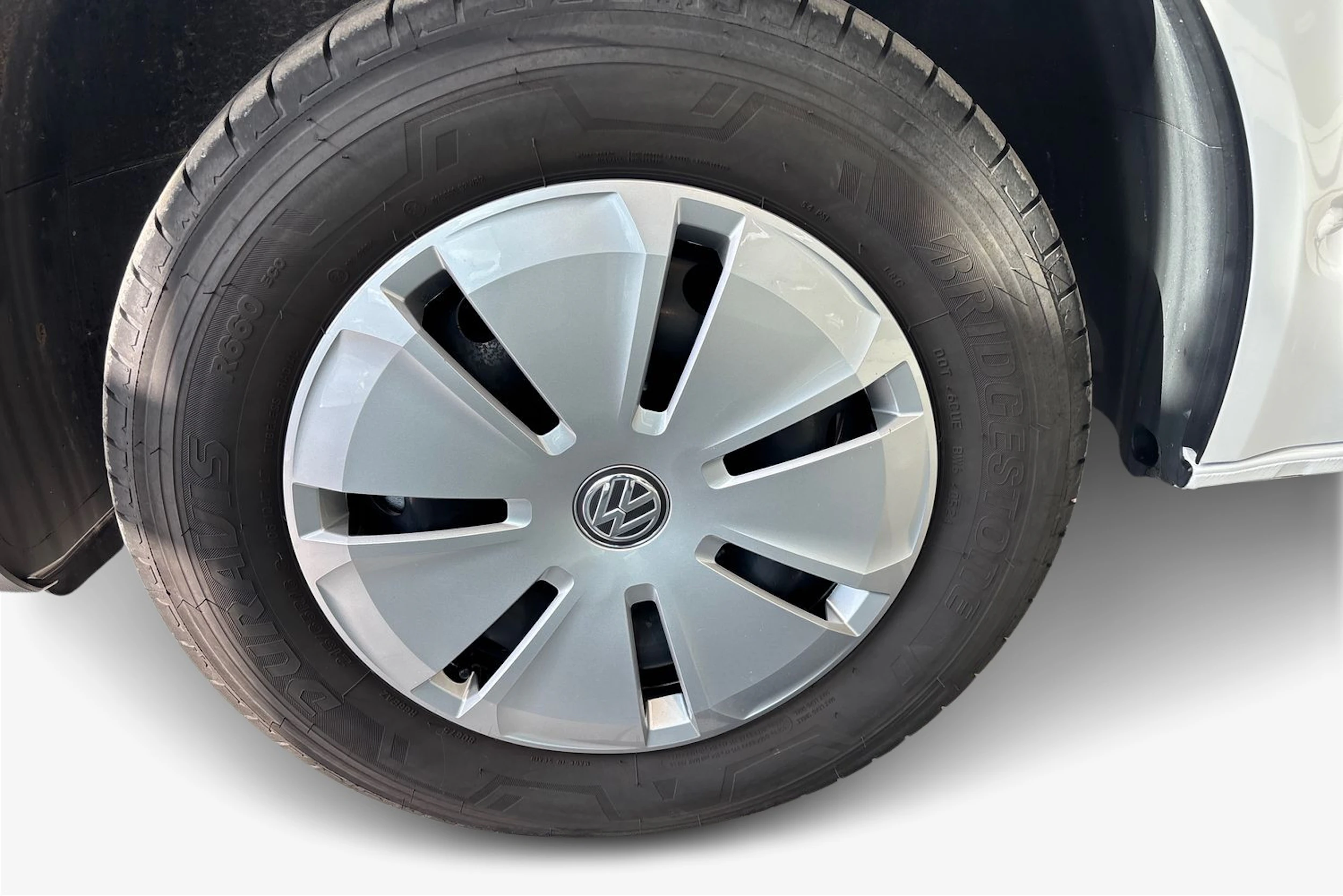 Valkoinen Volkswagen Transporter umpipake 2024 kuva 12.