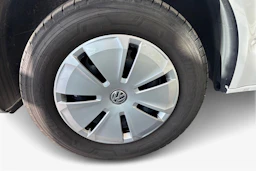 Valkoinen Volkswagen Transporter umpipake 2024 kuva 12.