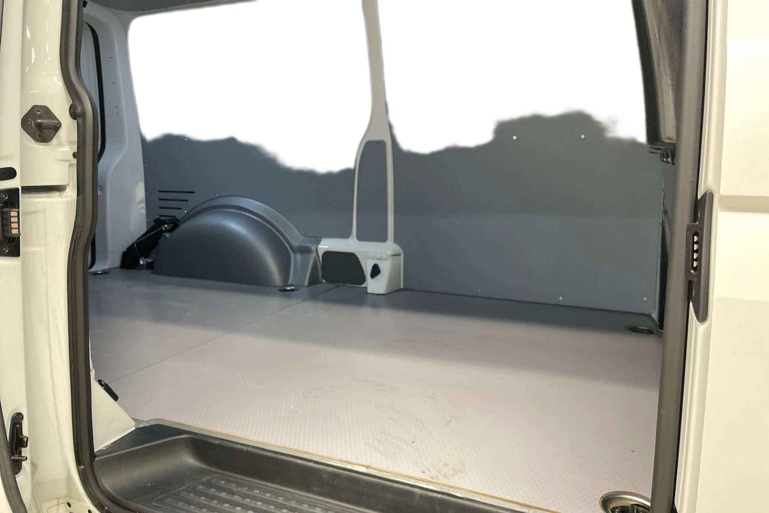 valkoinen Volkswagen Transporter 2024 kuva 11.