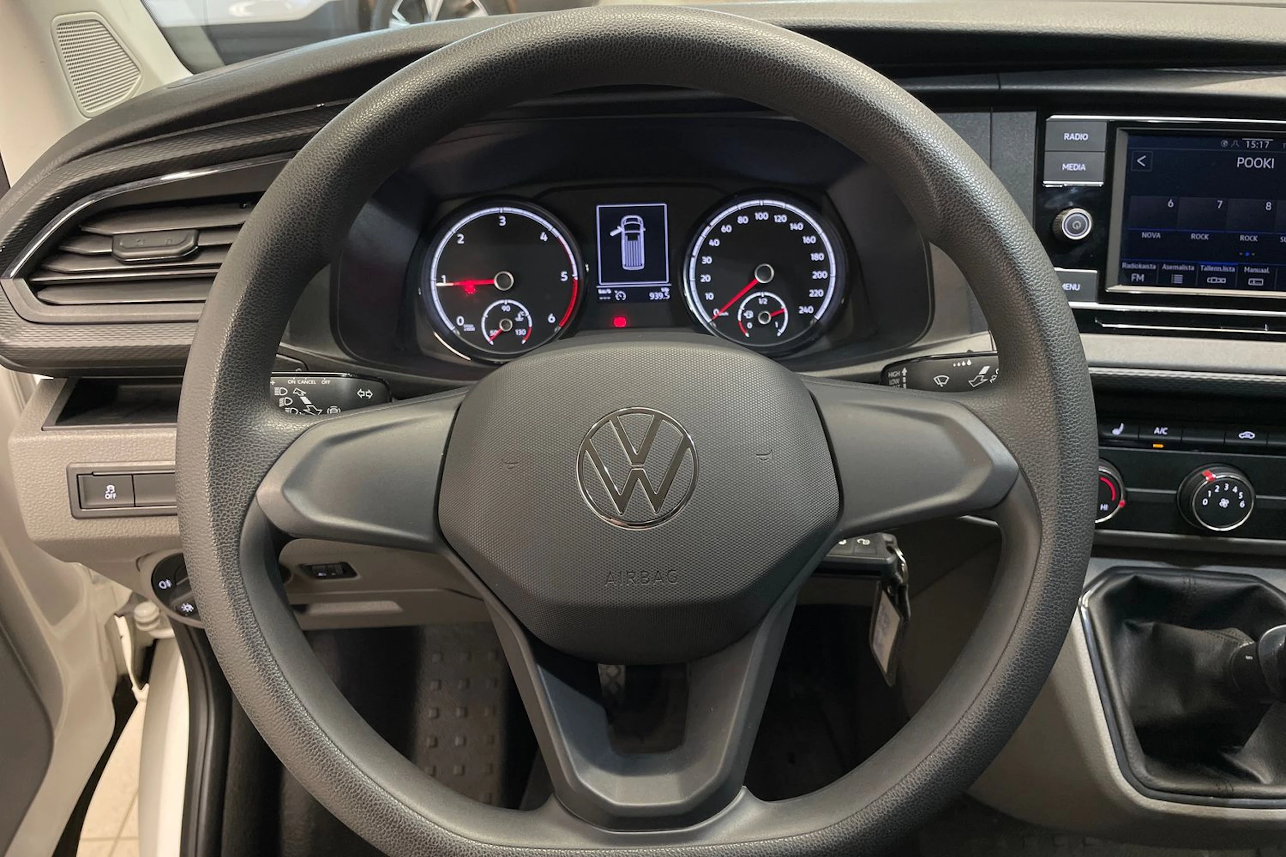 valkoinen Volkswagen Transporter 2024 kuva 16.