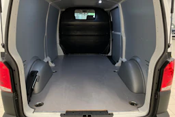 valkoinen Volkswagen Transporter 2024 kuva 21.