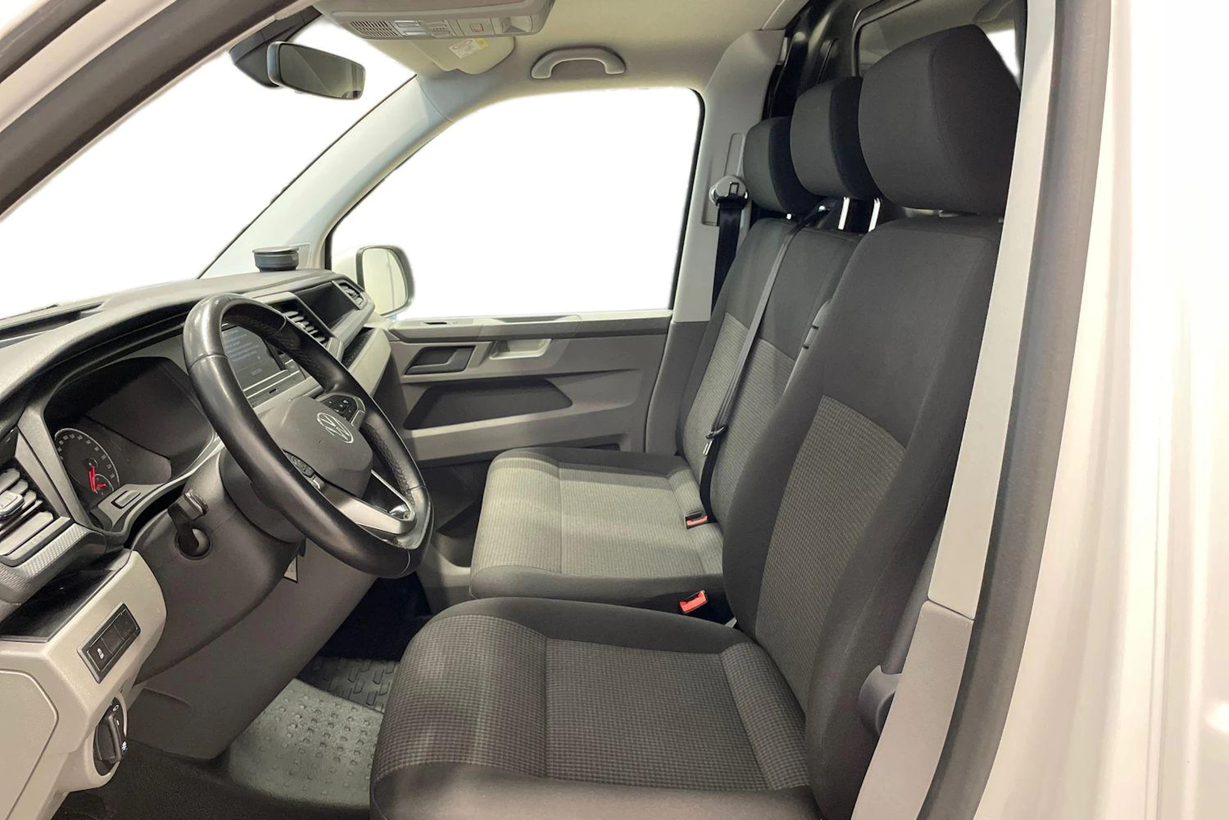 valkoinen Volkswagen Transporter umpipake 2024 kuva 11.