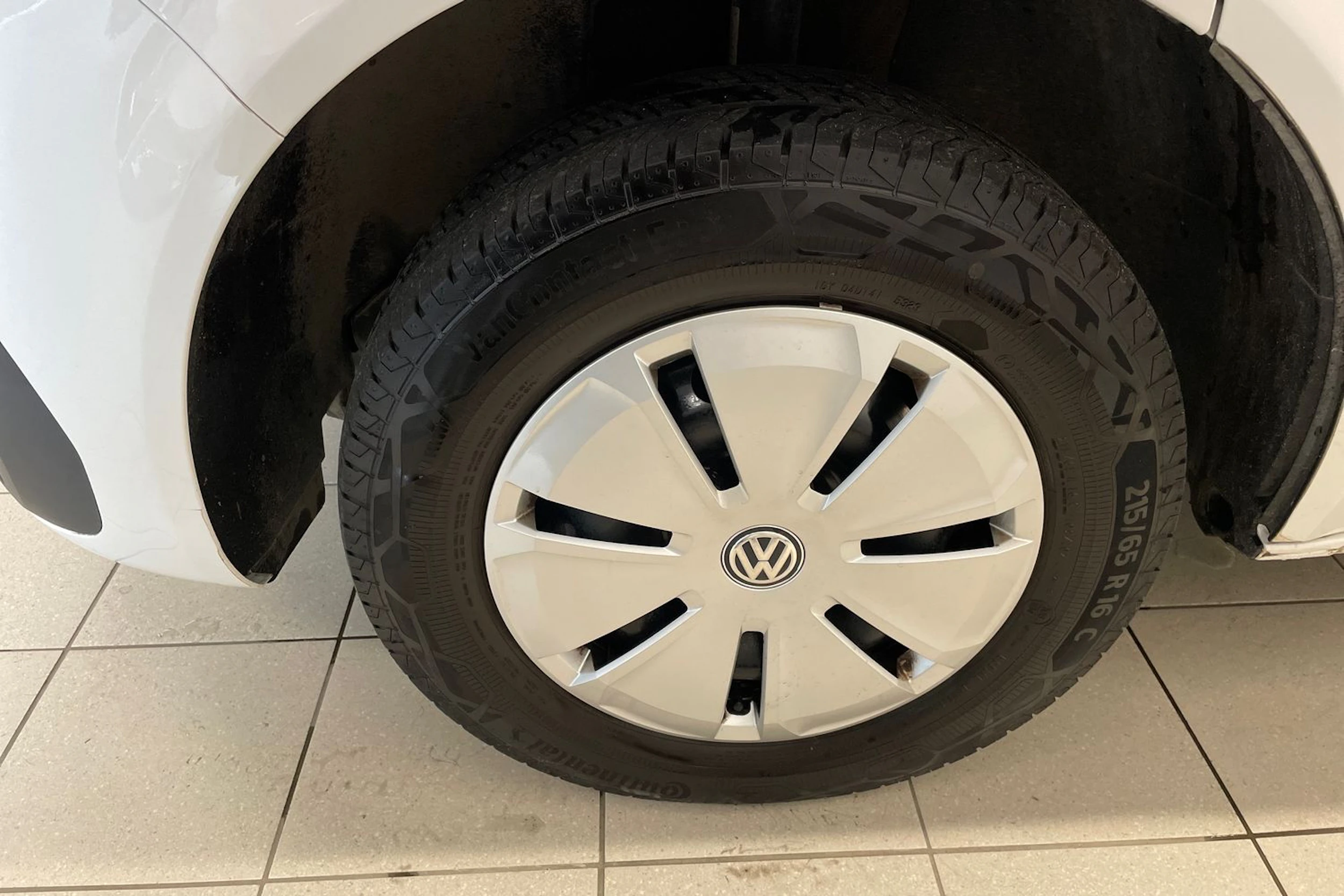 valkoinen Volkswagen Transporter umpipake 2024 kuva 13.