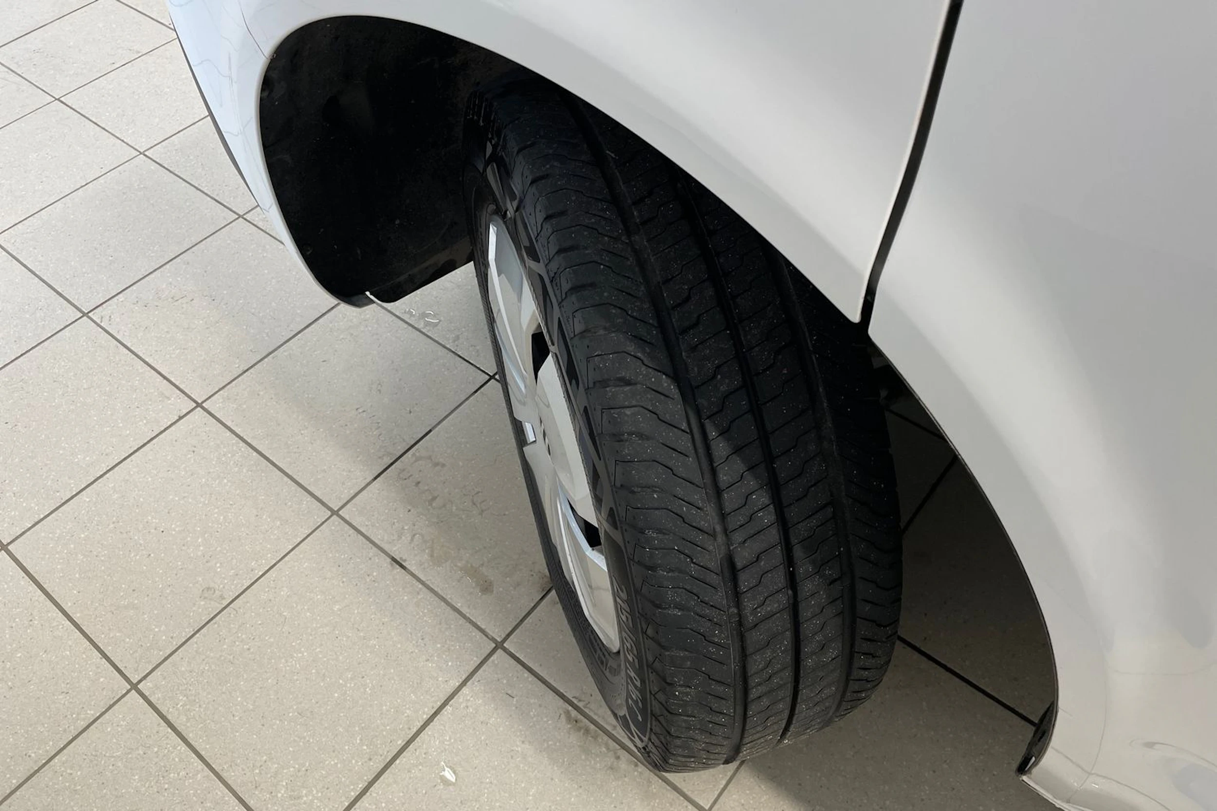 valkoinen Volkswagen Transporter umpipake 2024 kuva 15.