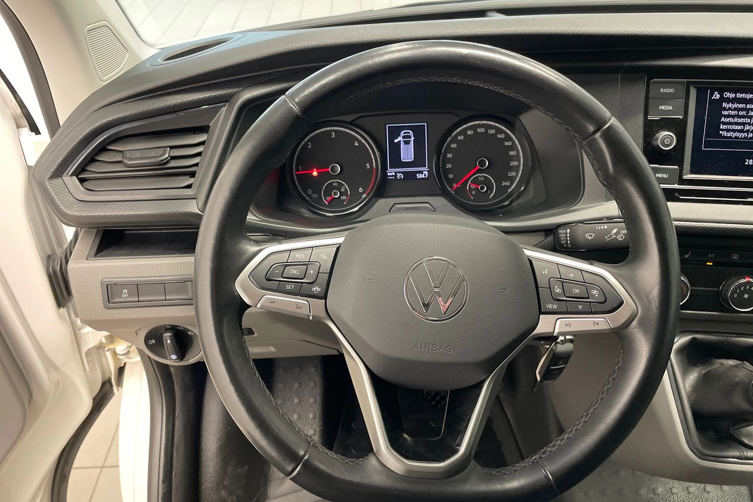 valkoinen Volkswagen Transporter umpipake 2024 kuva 16.