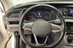 valkoinen Volkswagen Transporter umpipake 2024 kuva 16.