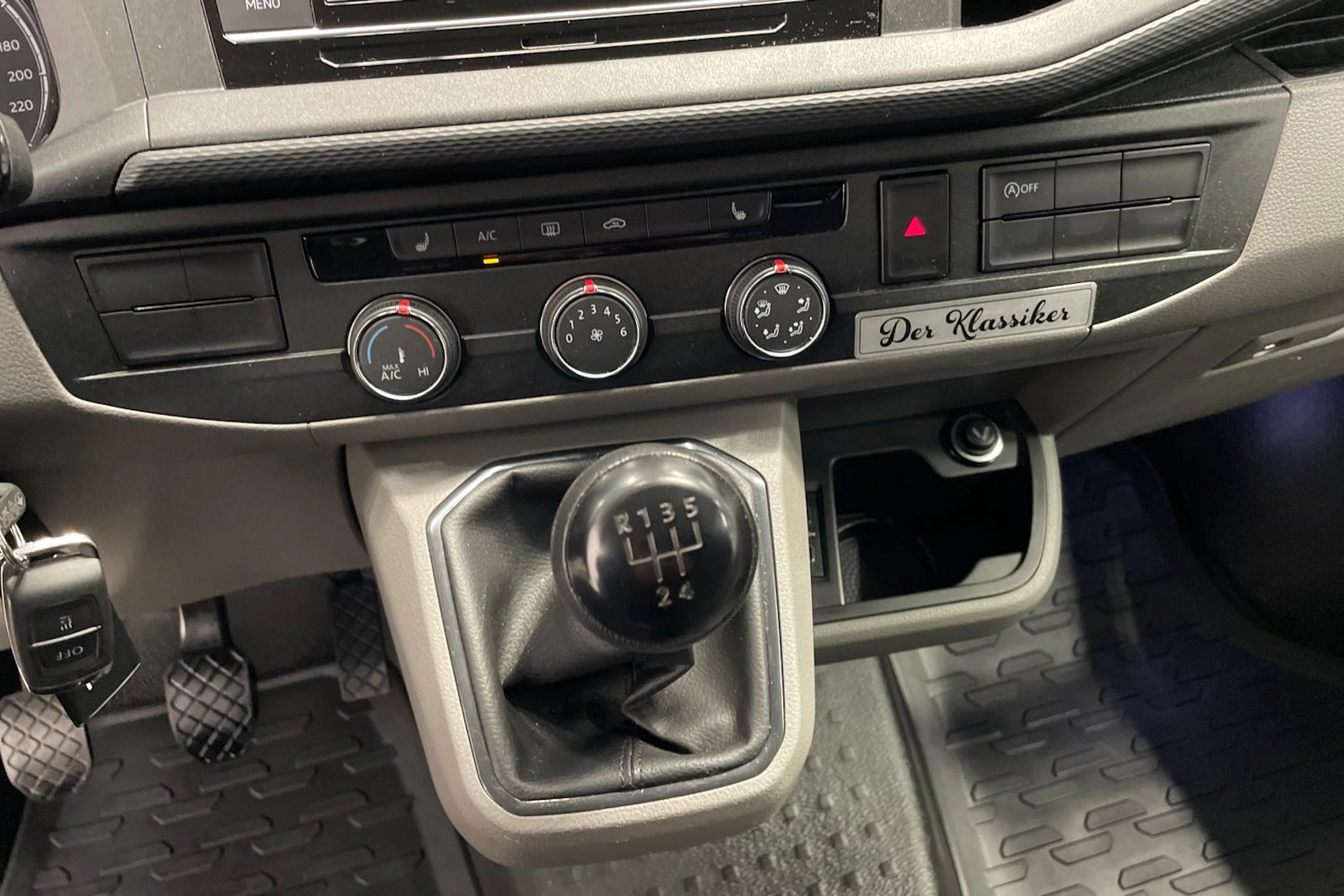 valkoinen Volkswagen Transporter umpipake 2024 kuva 19.