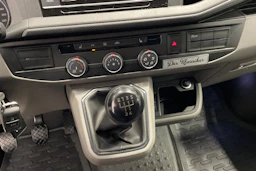 valkoinen Volkswagen Transporter umpipake 2024 kuva 19.