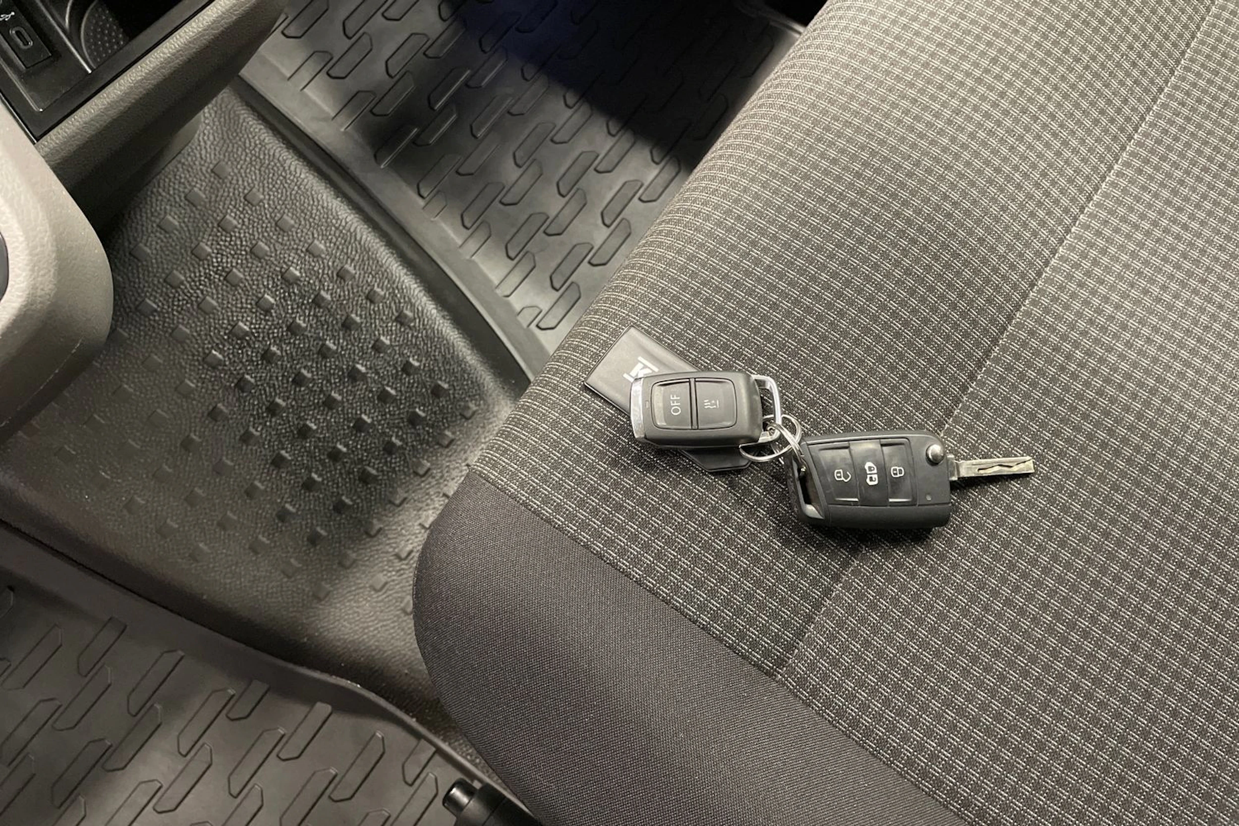 valkoinen Volkswagen Transporter umpipake 2024 kuva 21.