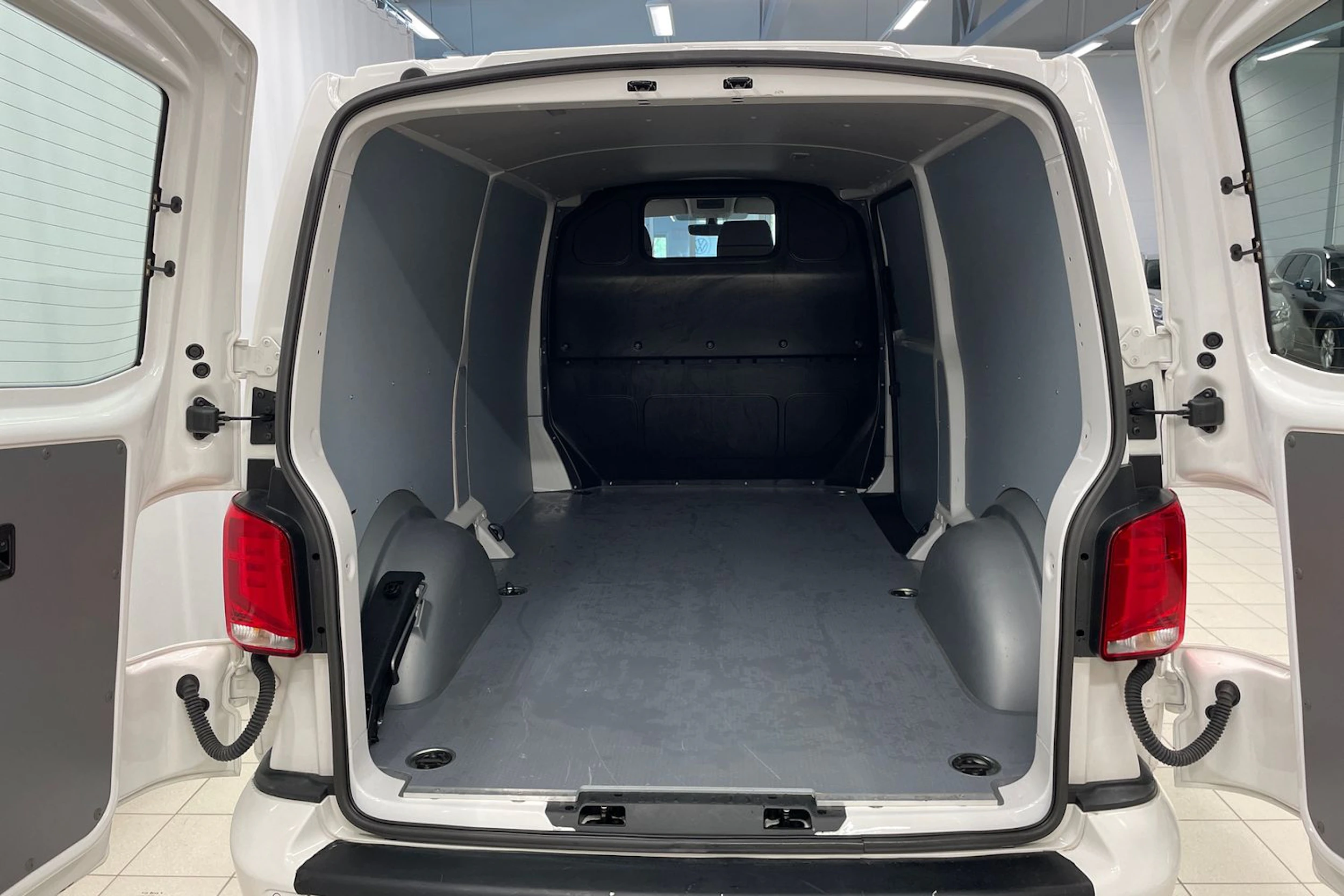 valkoinen Volkswagen Transporter umpipake 2024 kuva 23.