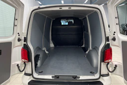 valkoinen Volkswagen Transporter umpipake 2024 kuva 23.
