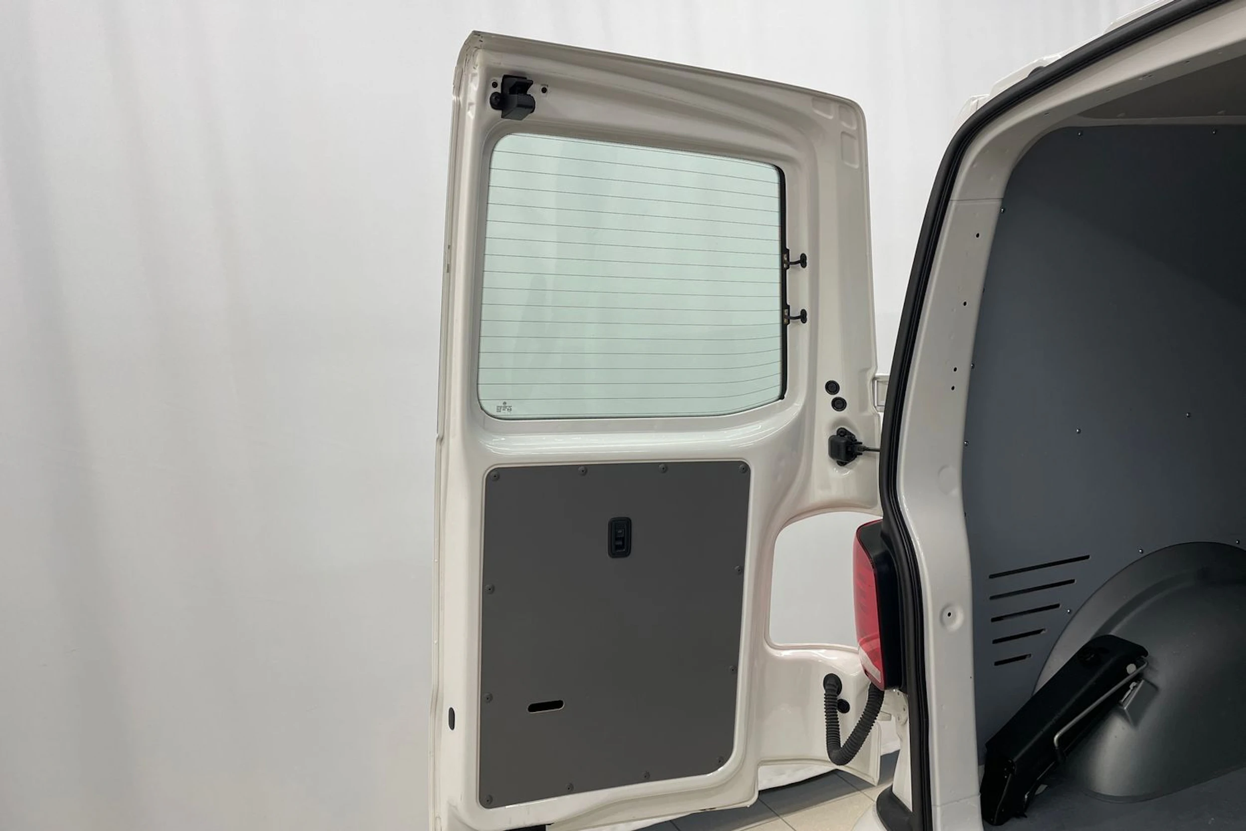 valkoinen Volkswagen Transporter umpipake 2024 kuva 25.