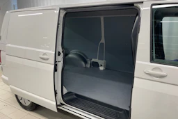 valkoinen Volkswagen Transporter umpipake 2024 kuva 26.