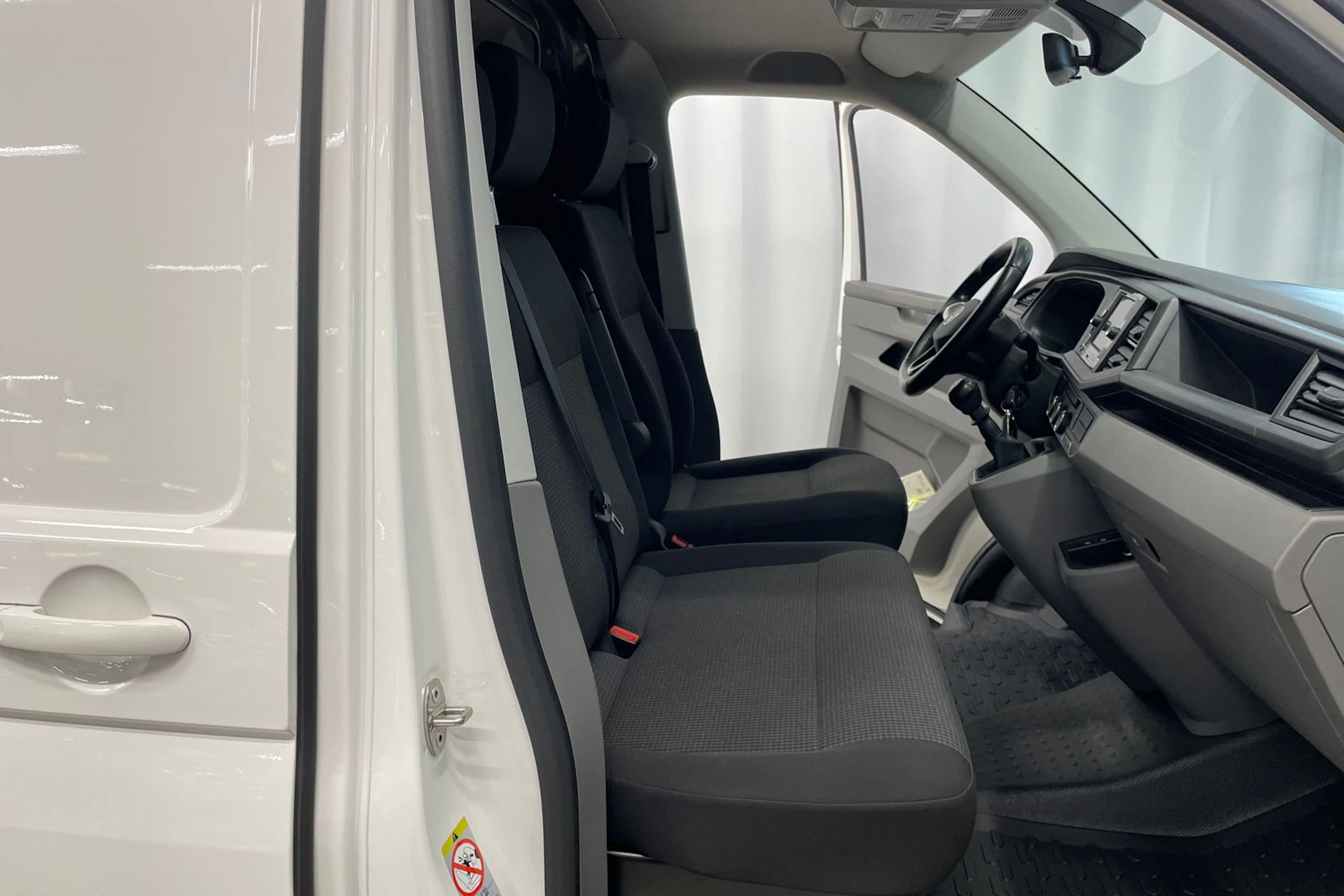 valkoinen Volkswagen Transporter umpipake 2024 kuva 28.