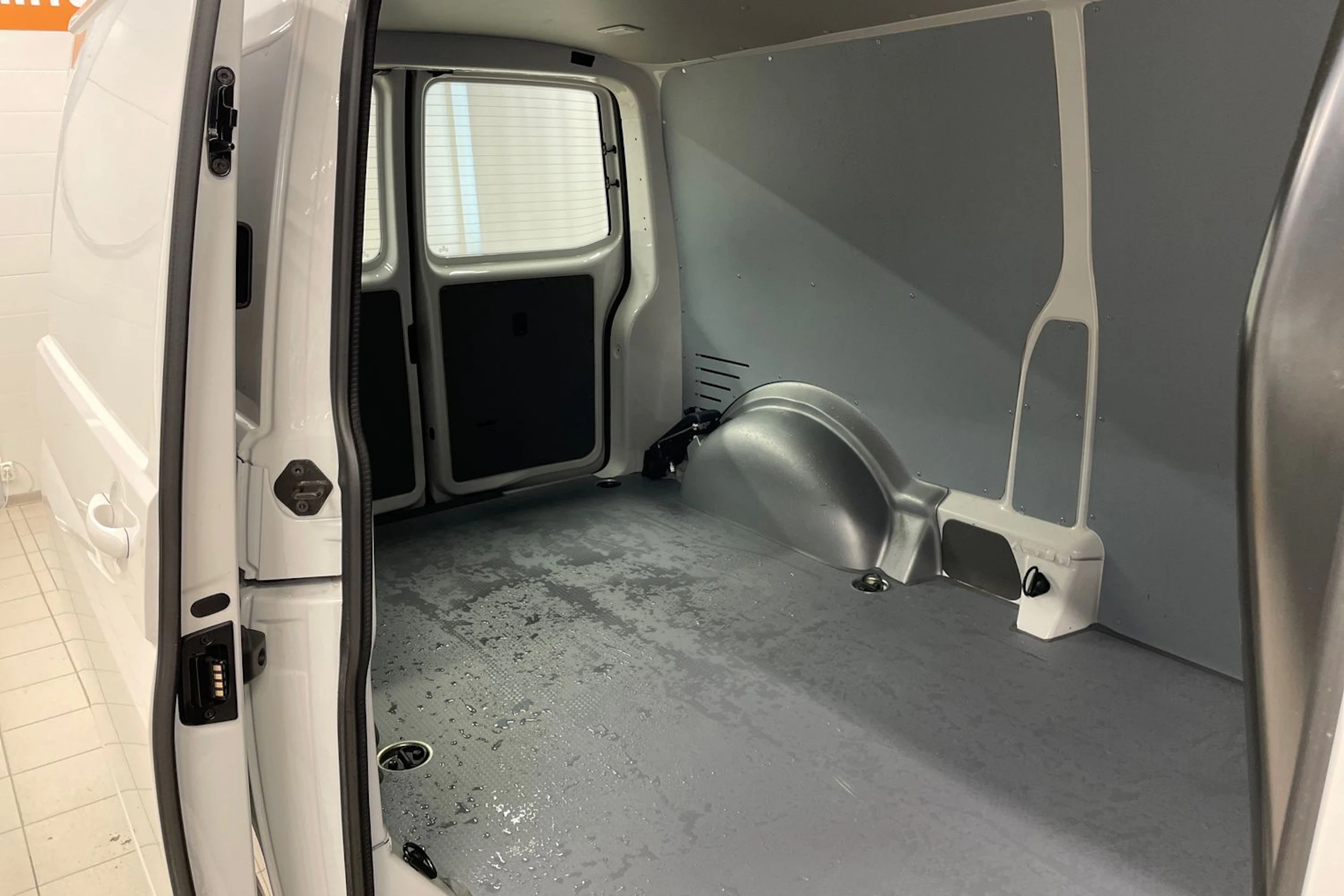 valkoinen Volkswagen Transporter umpipake 2024 kuva 29.