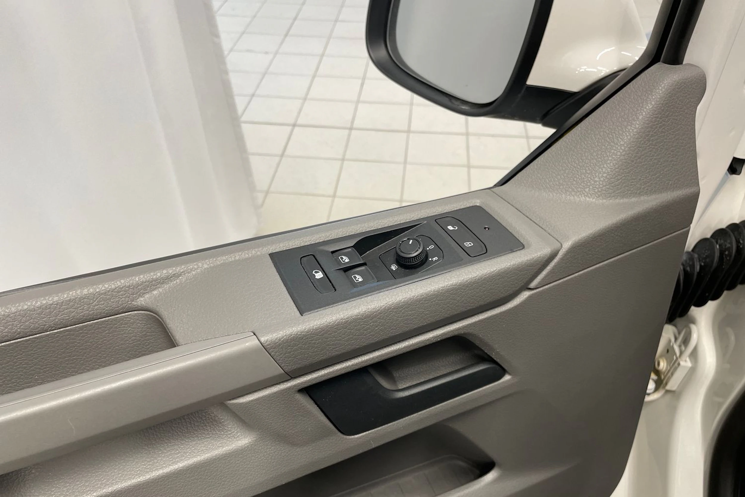 valkoinen Volkswagen Transporter umpipake 2024 kuva 30.