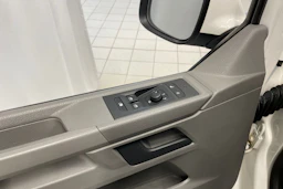 valkoinen Volkswagen Transporter umpipake 2024 kuva 30.