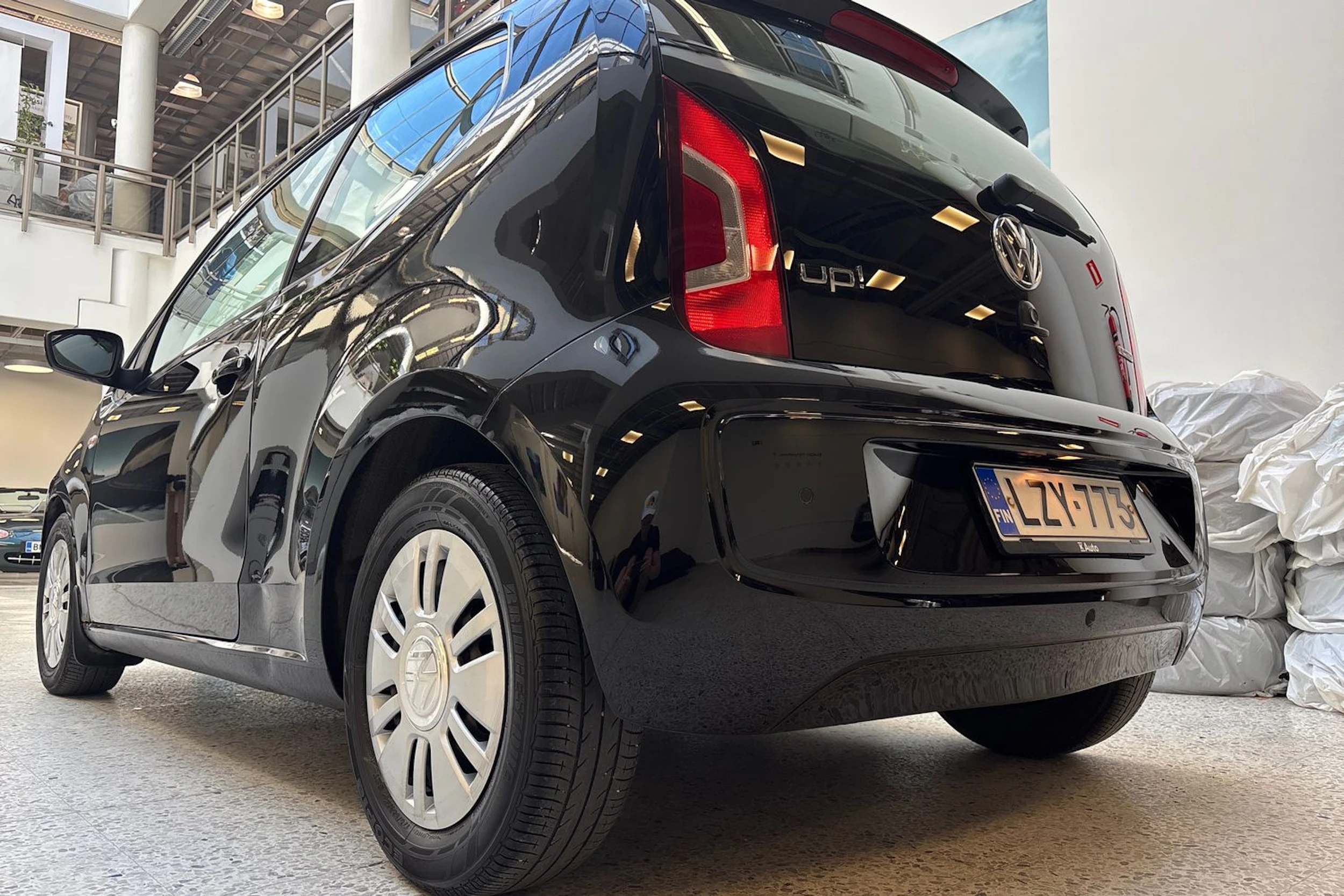 Musta Volkswagen up! 2012 kuva 12.