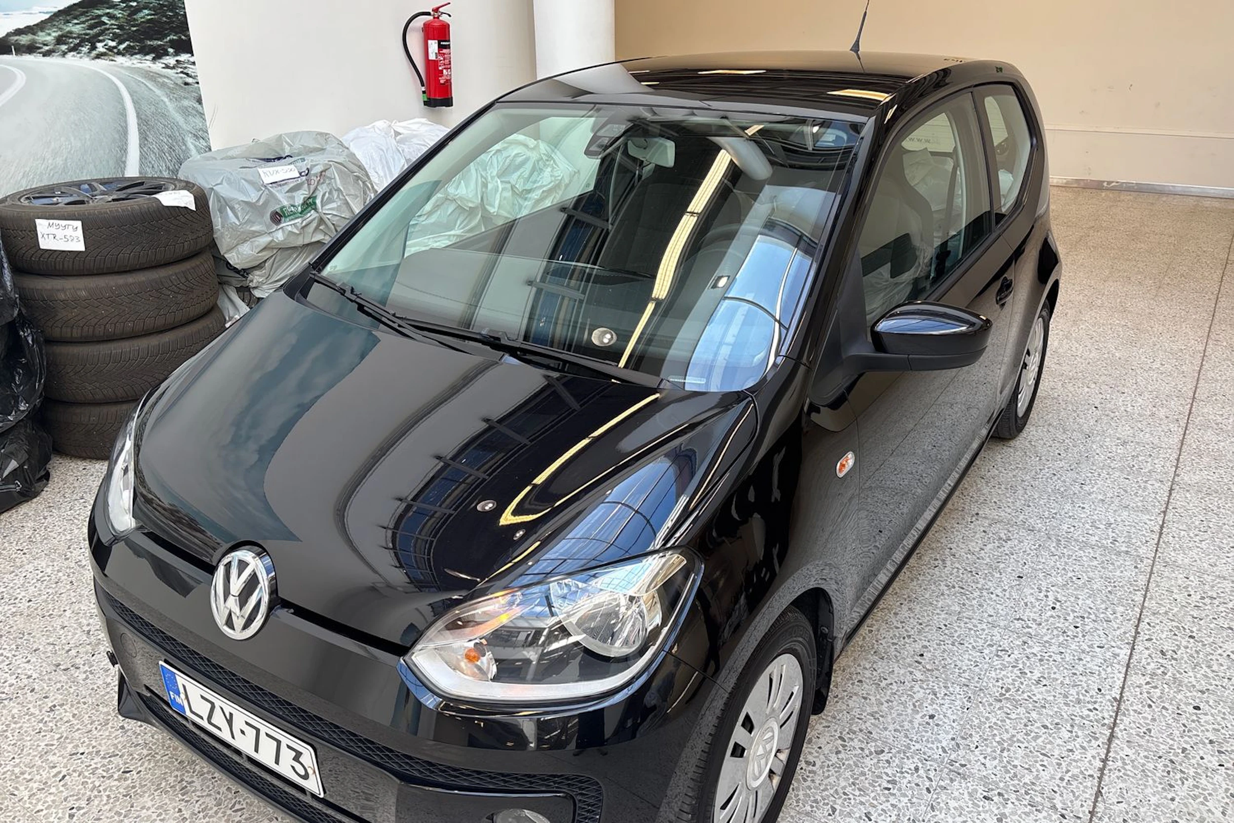 Musta Volkswagen up! 2012 kuva 17.