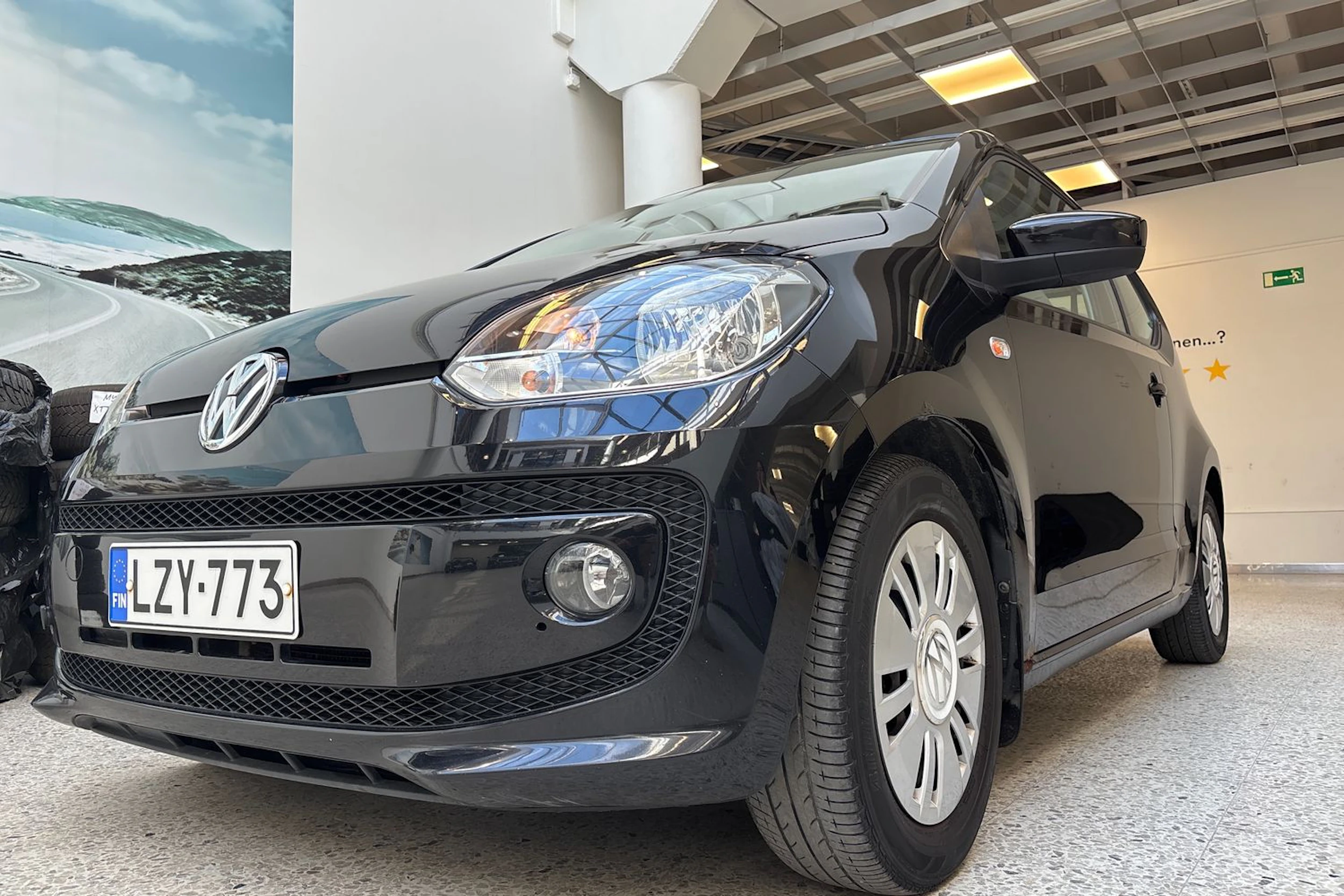 Musta Volkswagen up! 2012 kuva 18.