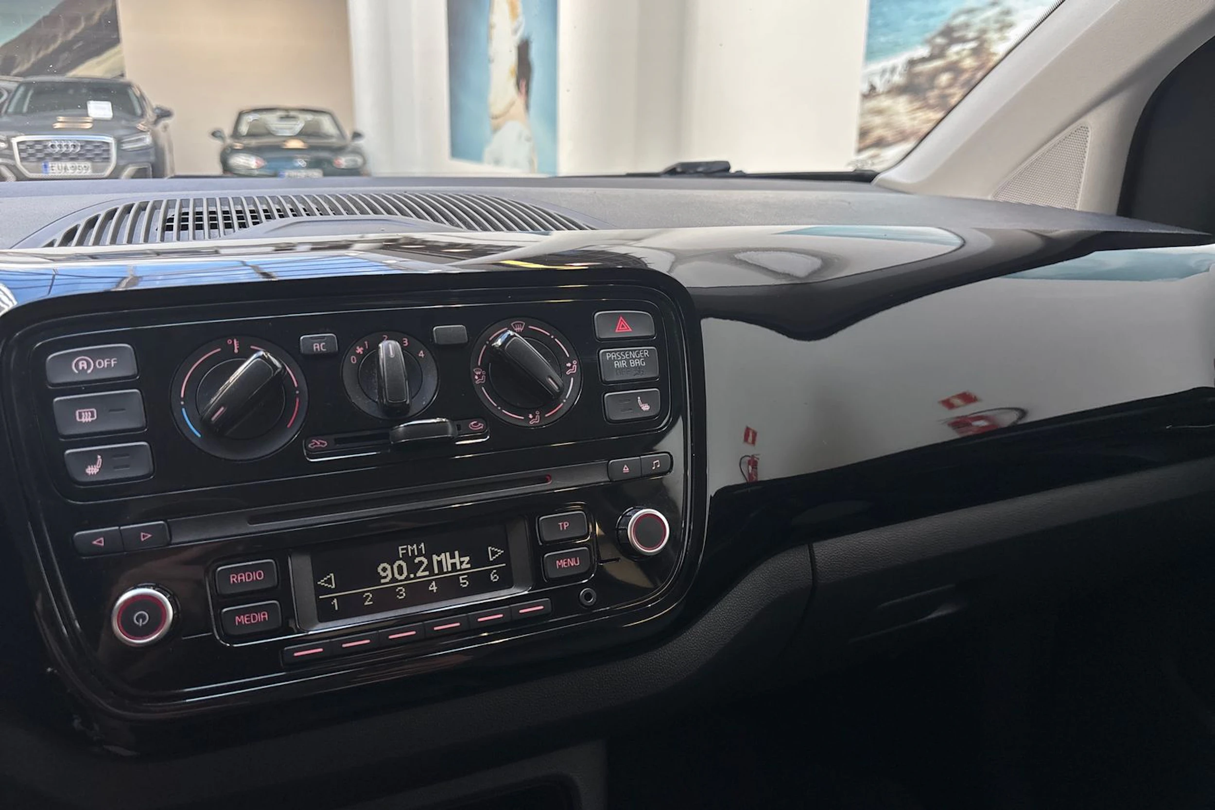 Musta Volkswagen up! 2012 kuva 25.