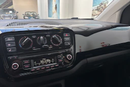 Musta Volkswagen up! 2012 kuva 25.
