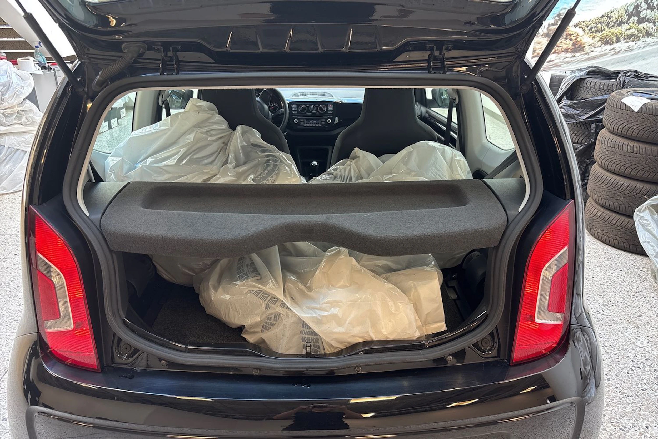 Musta Volkswagen up! 2012 kuva 26.