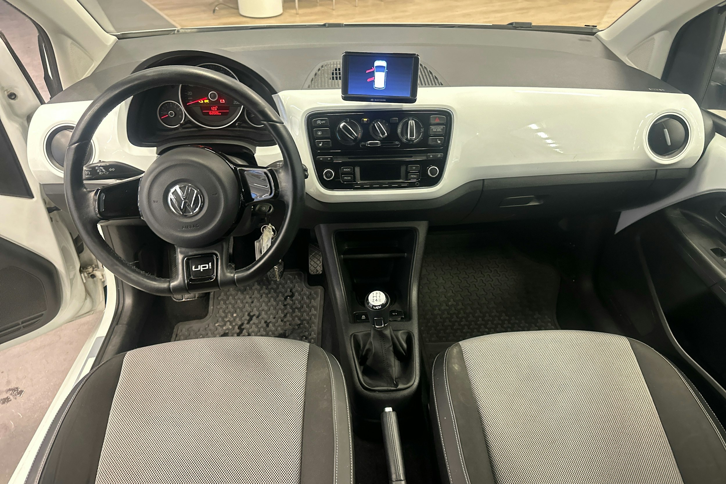 Valkoinen Volkswagen up! 2012 kuva 7.