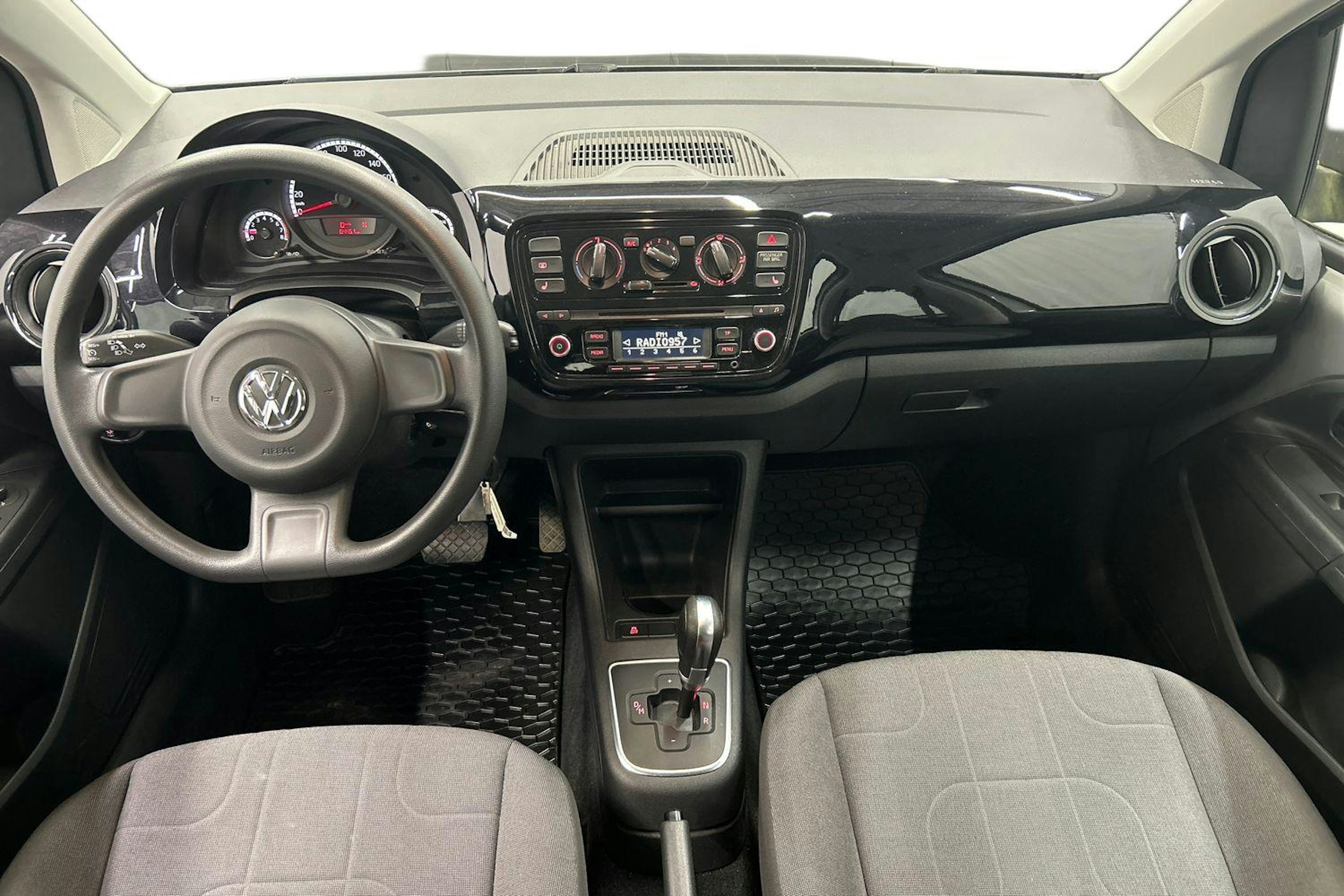 harmaa Volkswagen up! 2013 kuva 9.