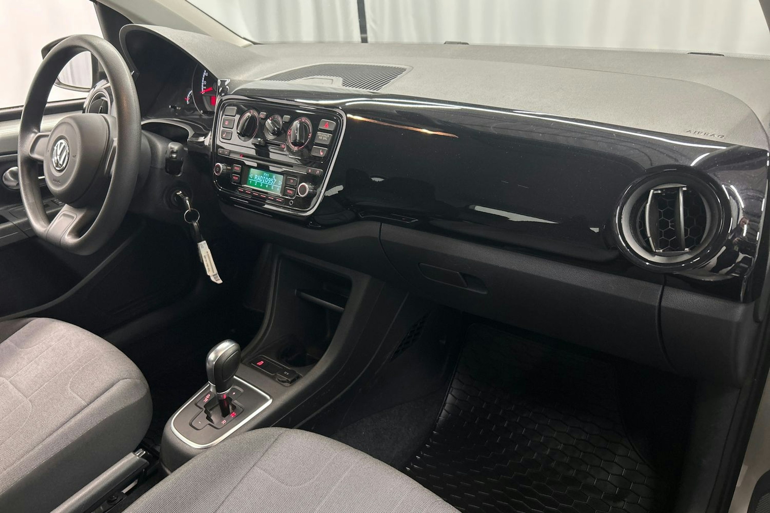 harmaa Volkswagen up! 2013 kuva 15.