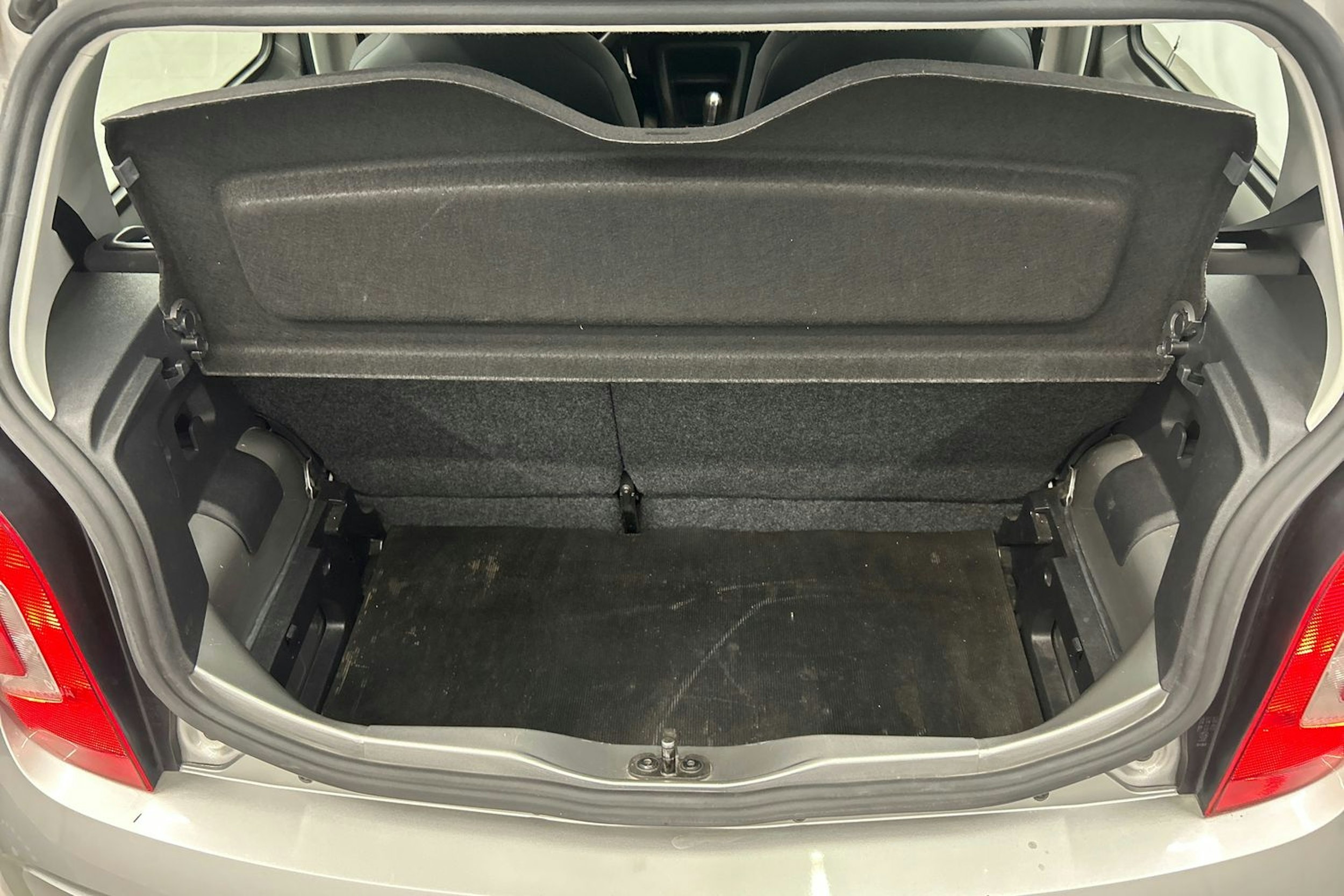 harmaa Volkswagen up! 2013 kuva 16.