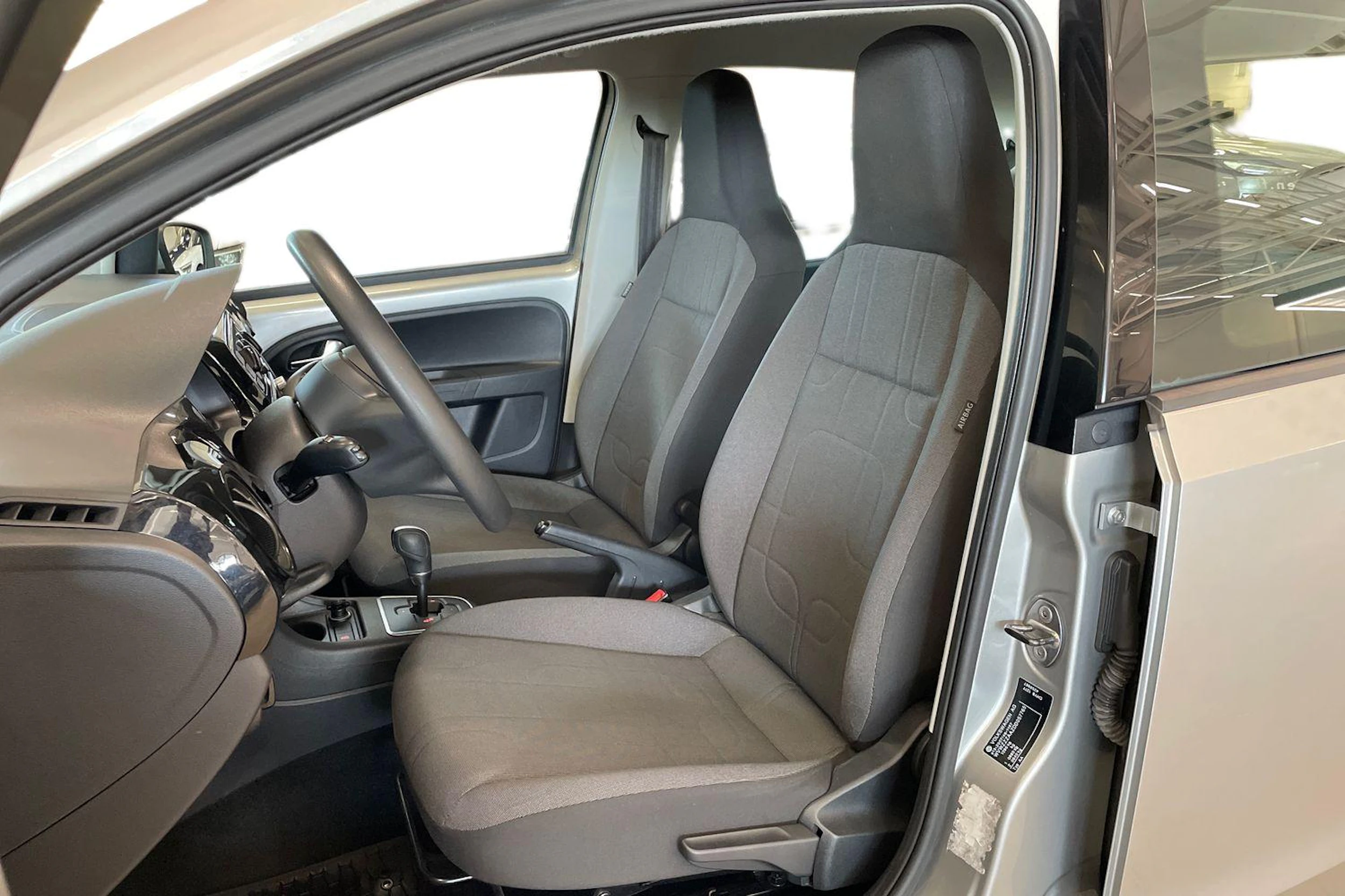 harmaa Volkswagen up! 2013 kuva 6.