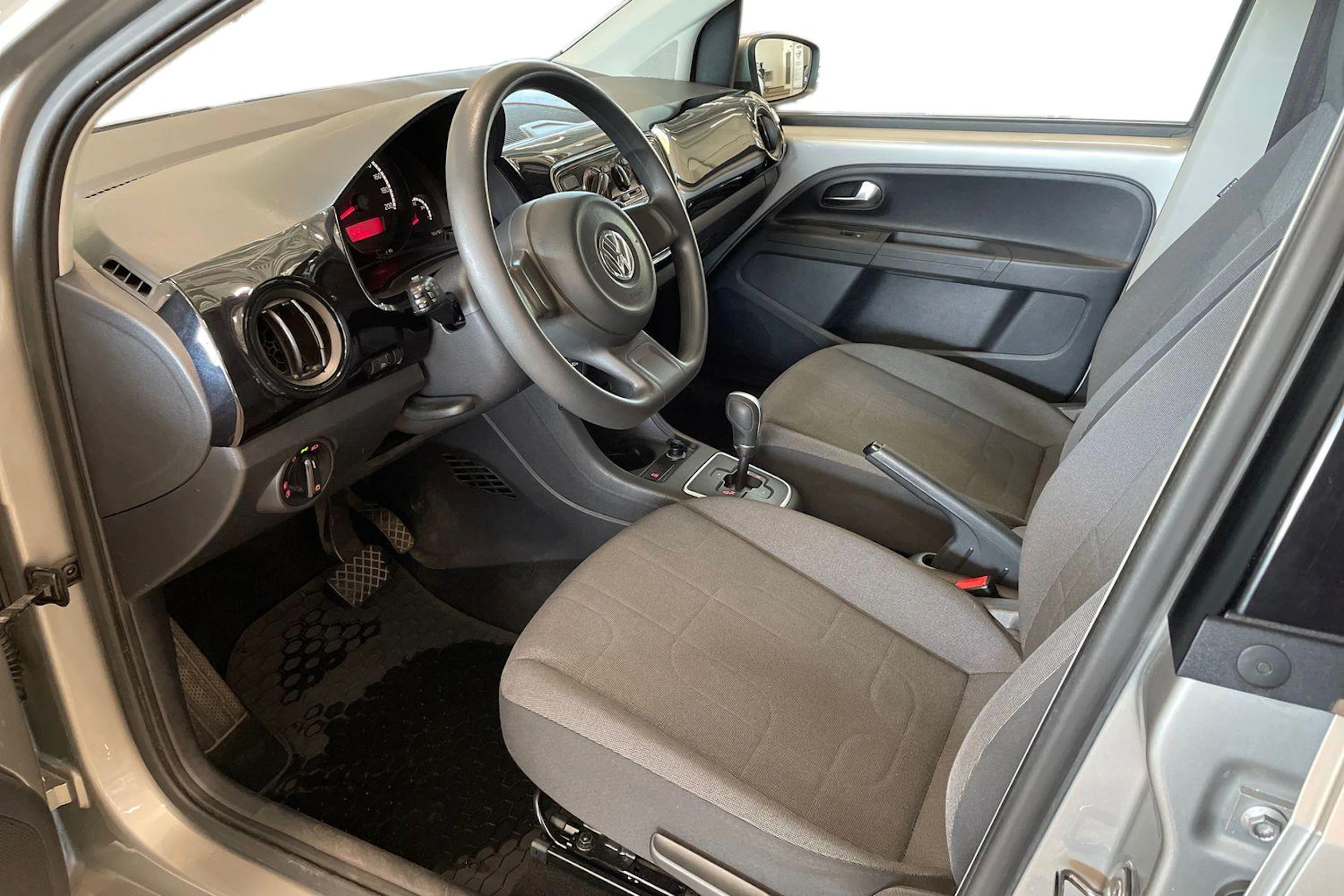 harmaa Volkswagen up! 2013 kuva 7.