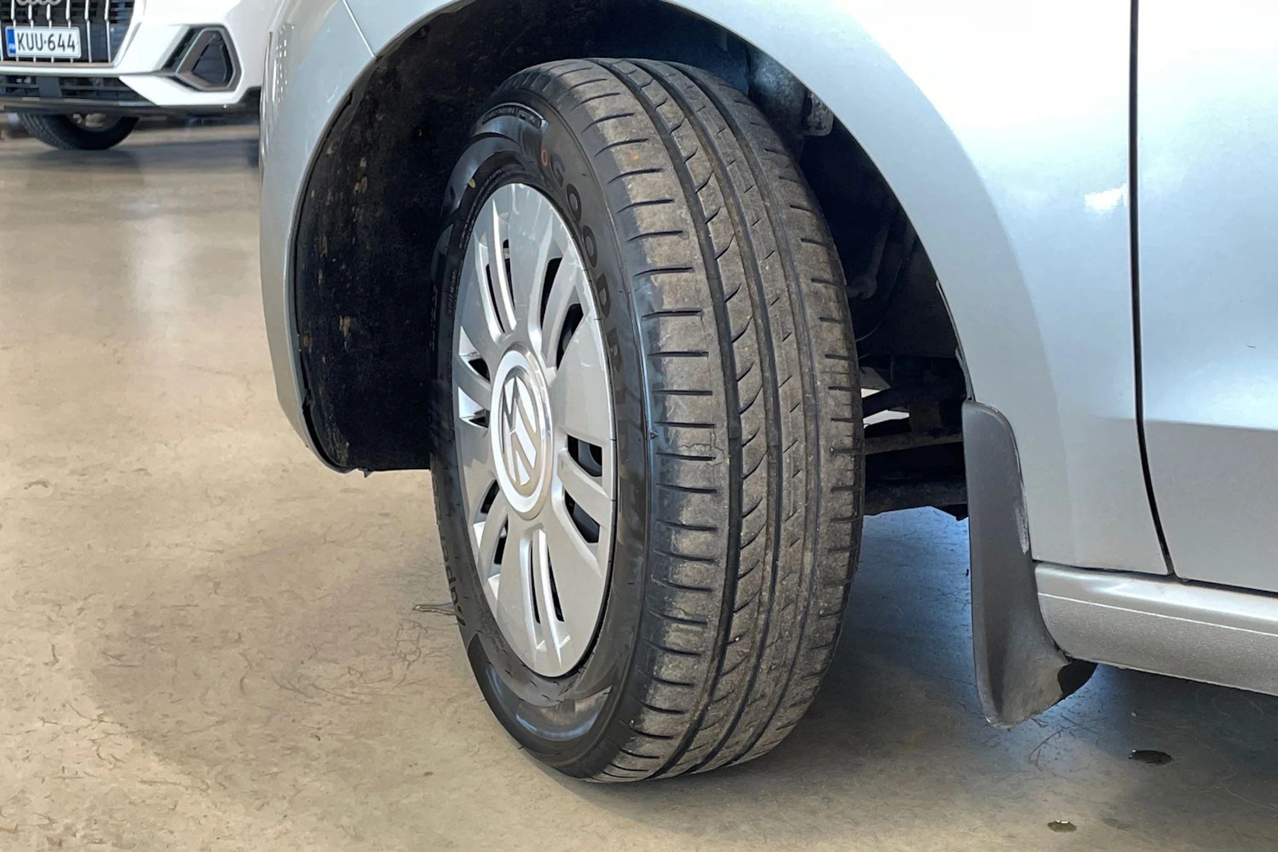 harmaa Volkswagen up! 2013 kuva 10.