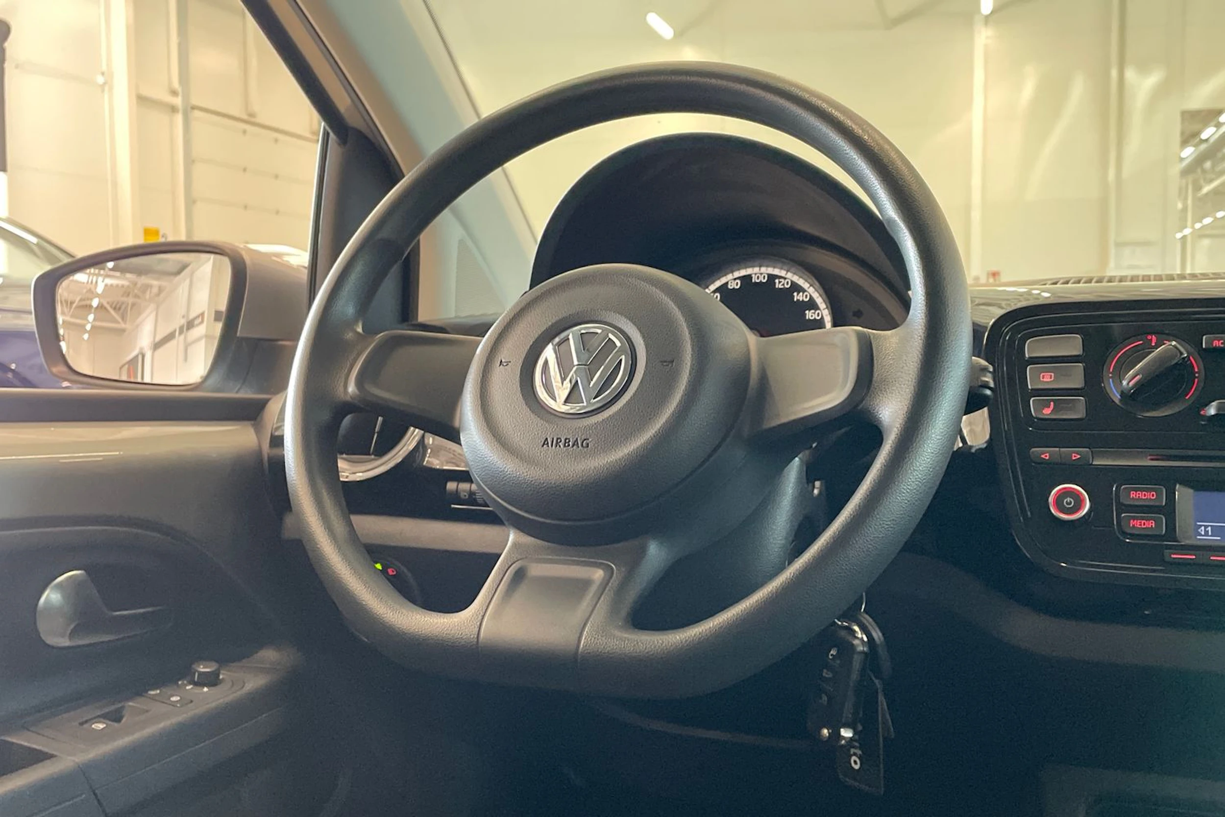 harmaa Volkswagen up! 2013 kuva 12.