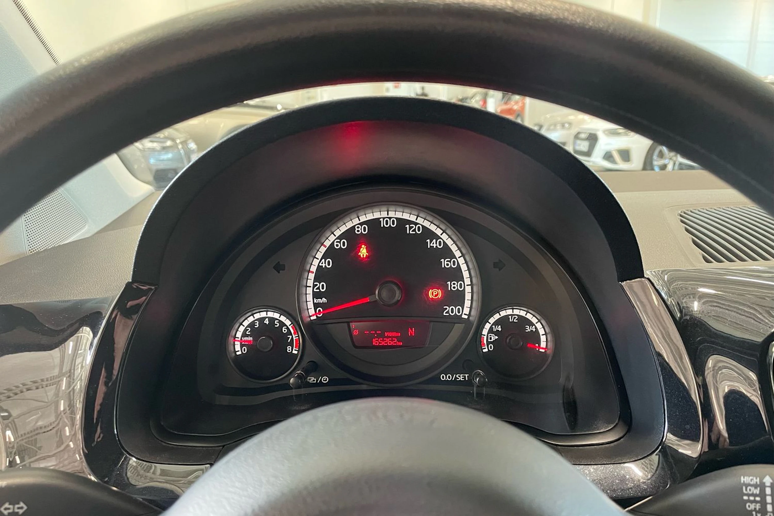 harmaa Volkswagen up! 2013 kuva 13.