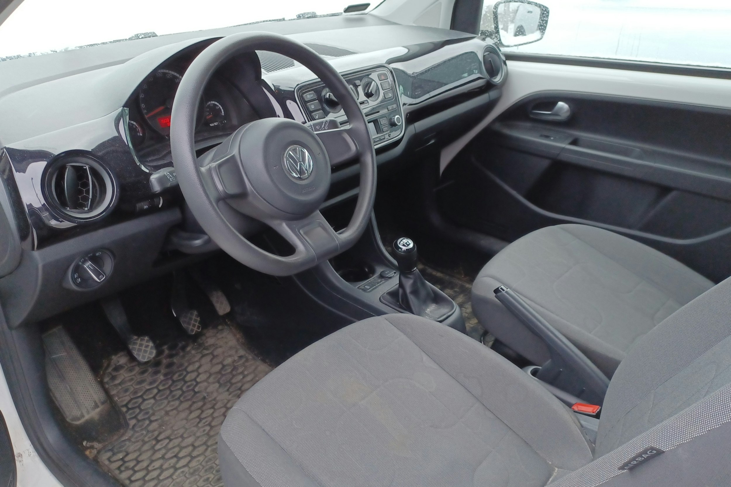 Valkoinen Volkswagen up! 2013 kuva 3.