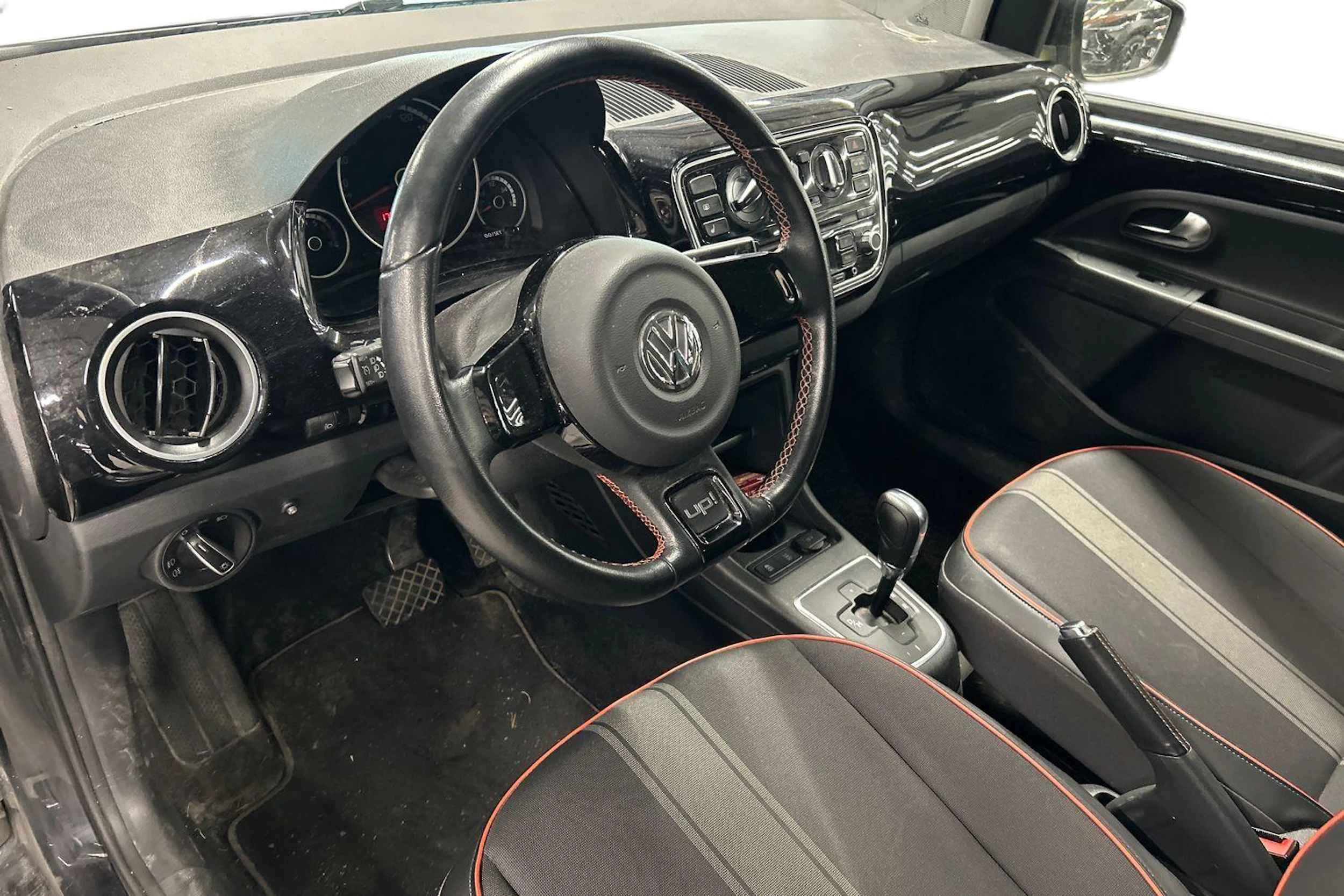 musta Volkswagen up! 2014 kuva 3.
