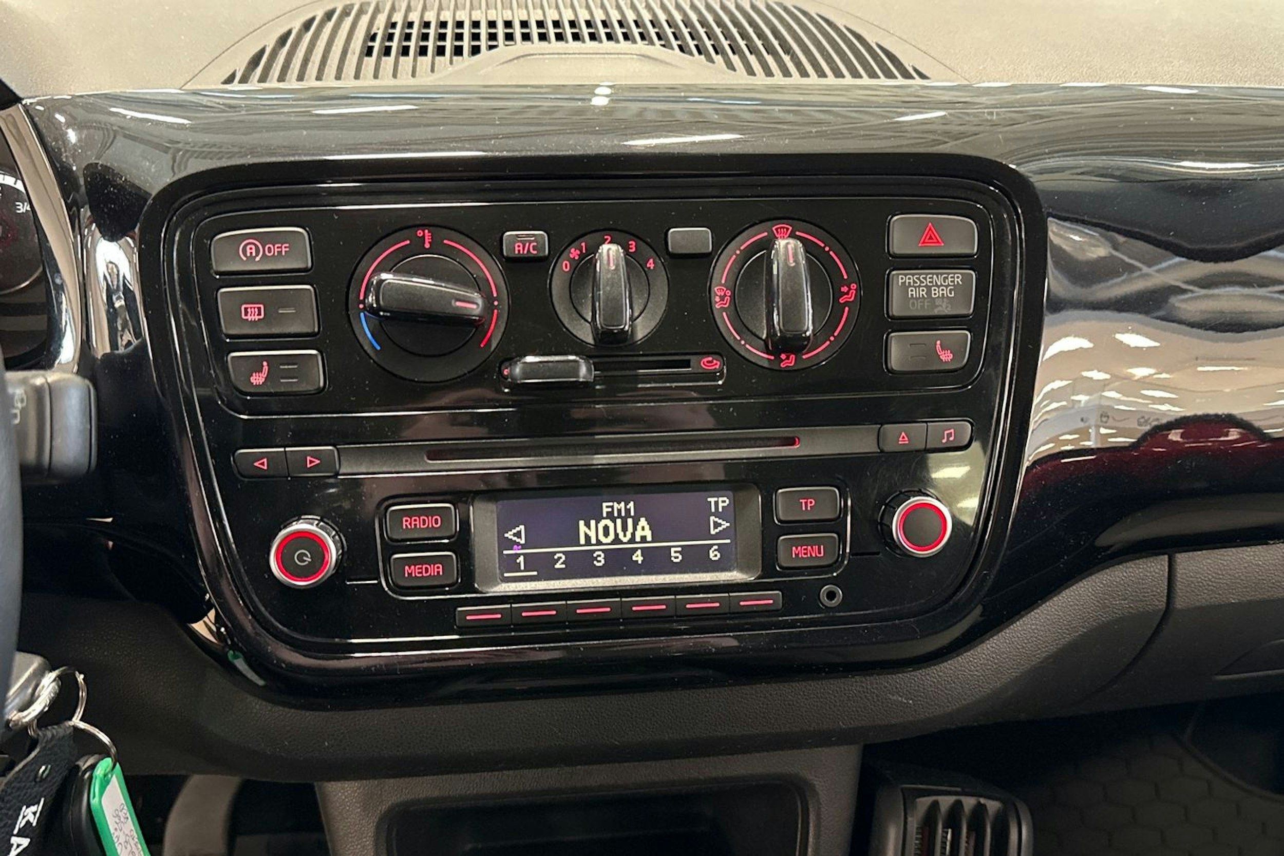 punainen Volkswagen up! 2014 kuva 18.