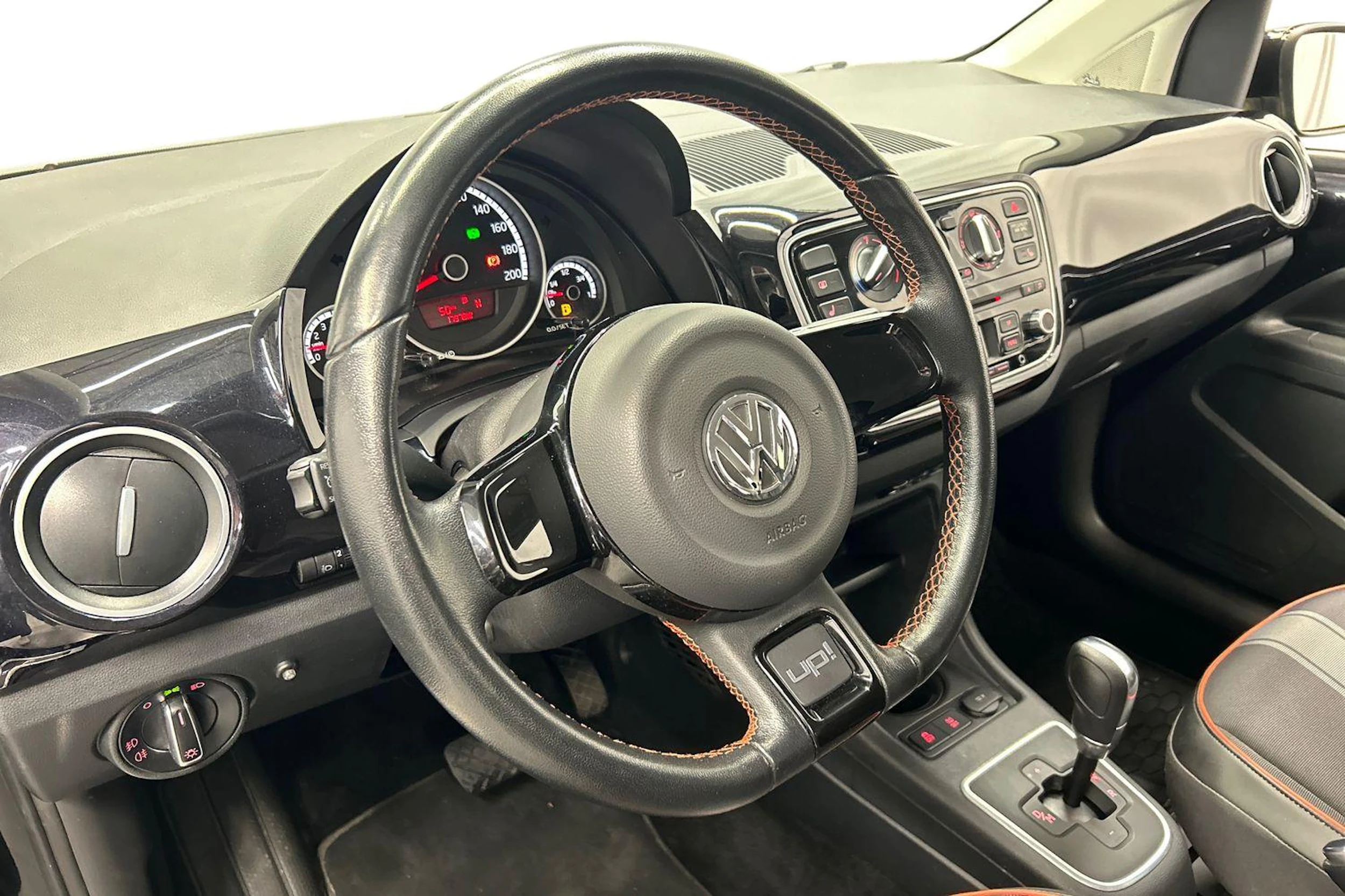 musta Volkswagen up! 2015 kuva 8.