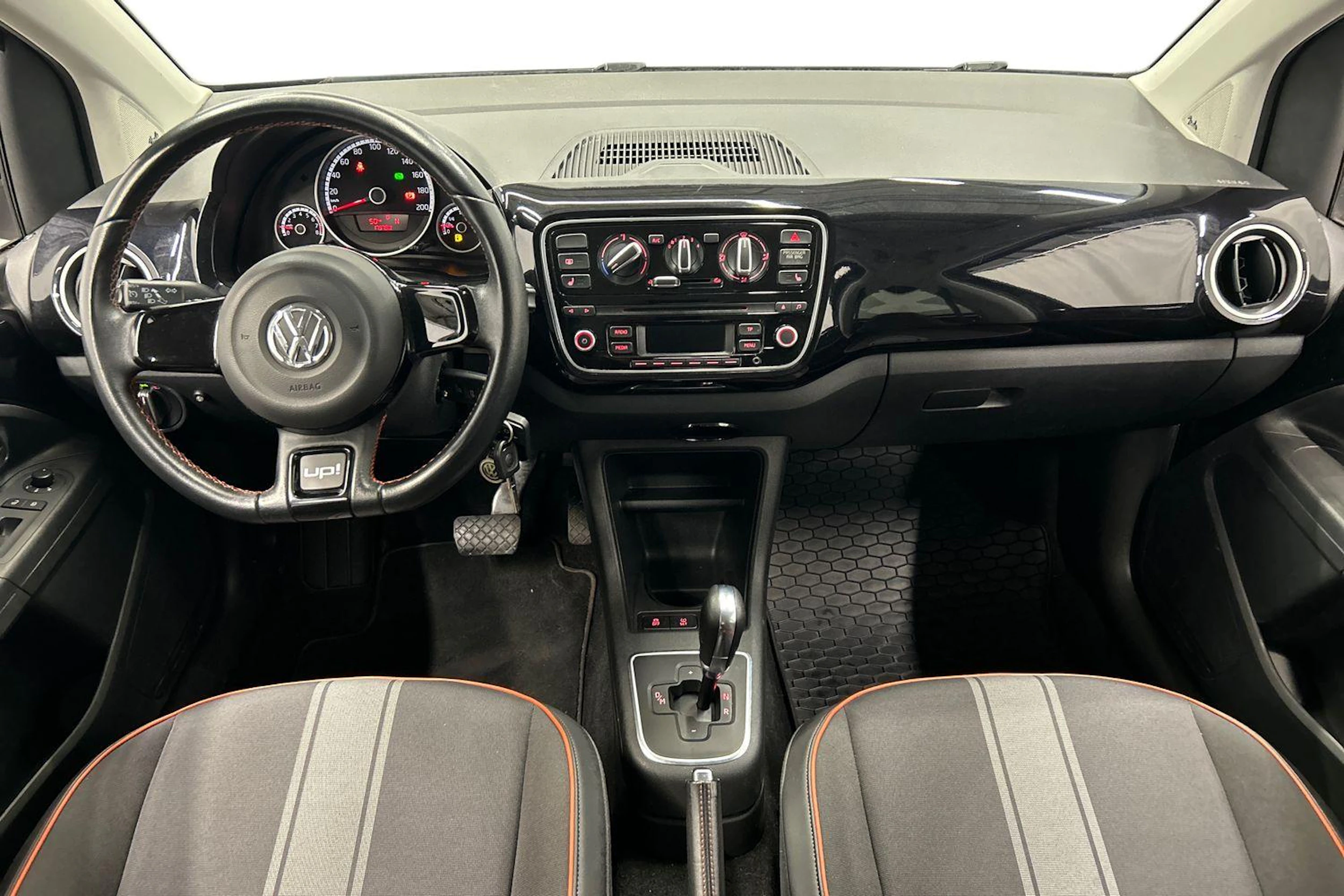 musta Volkswagen up! 2015 kuva 9.