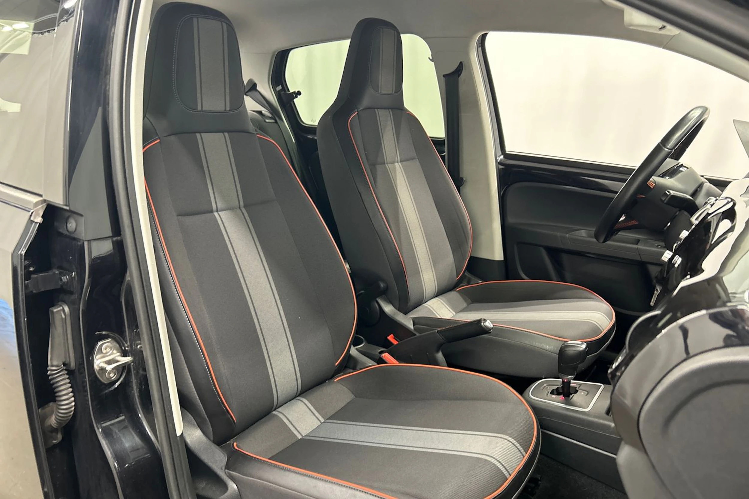 musta Volkswagen up! 2015 kuva 15.
