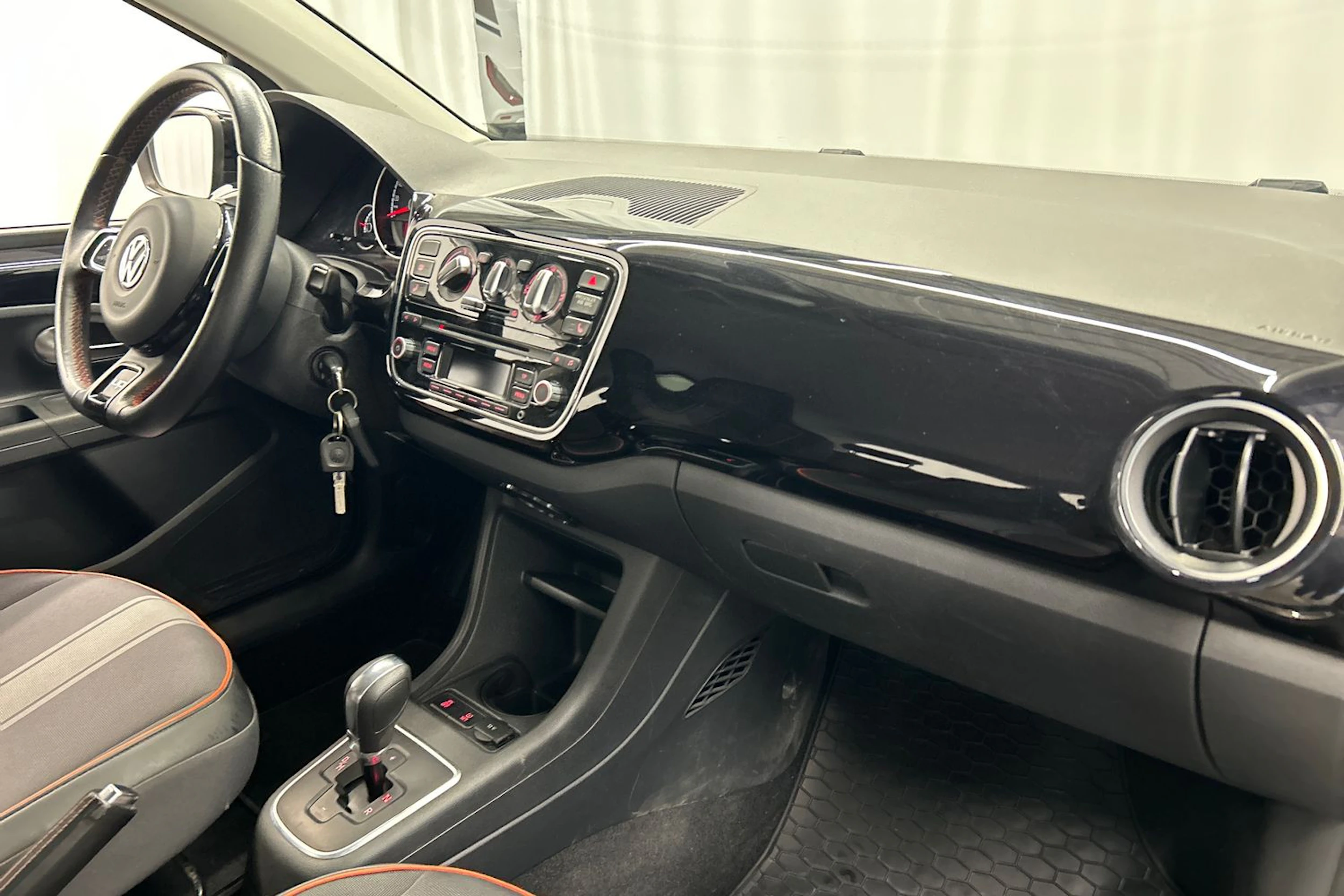 musta Volkswagen up! 2015 kuva 16.