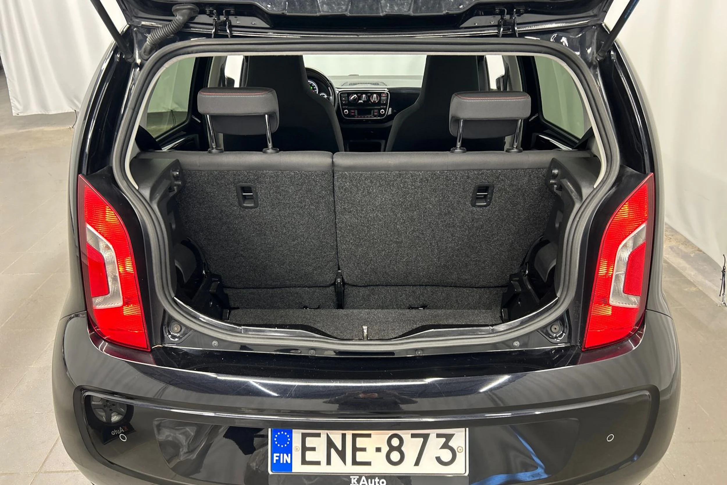 musta Volkswagen up! 2015 kuva 17.