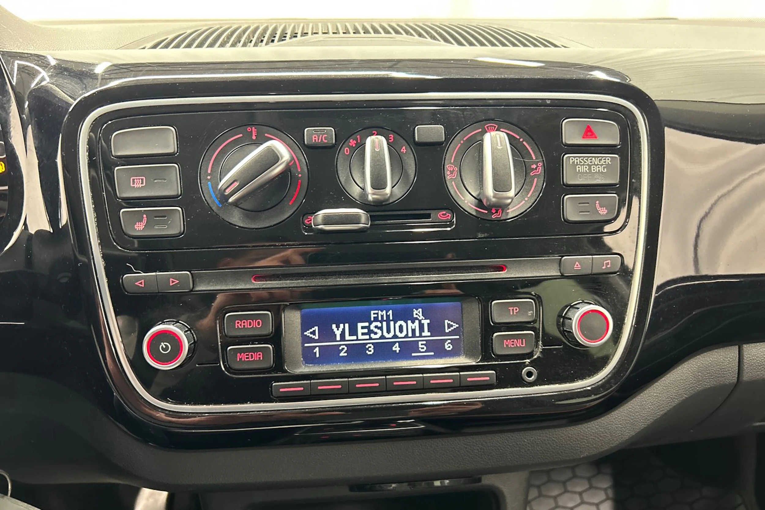 musta Volkswagen up! 2015 kuva 21.