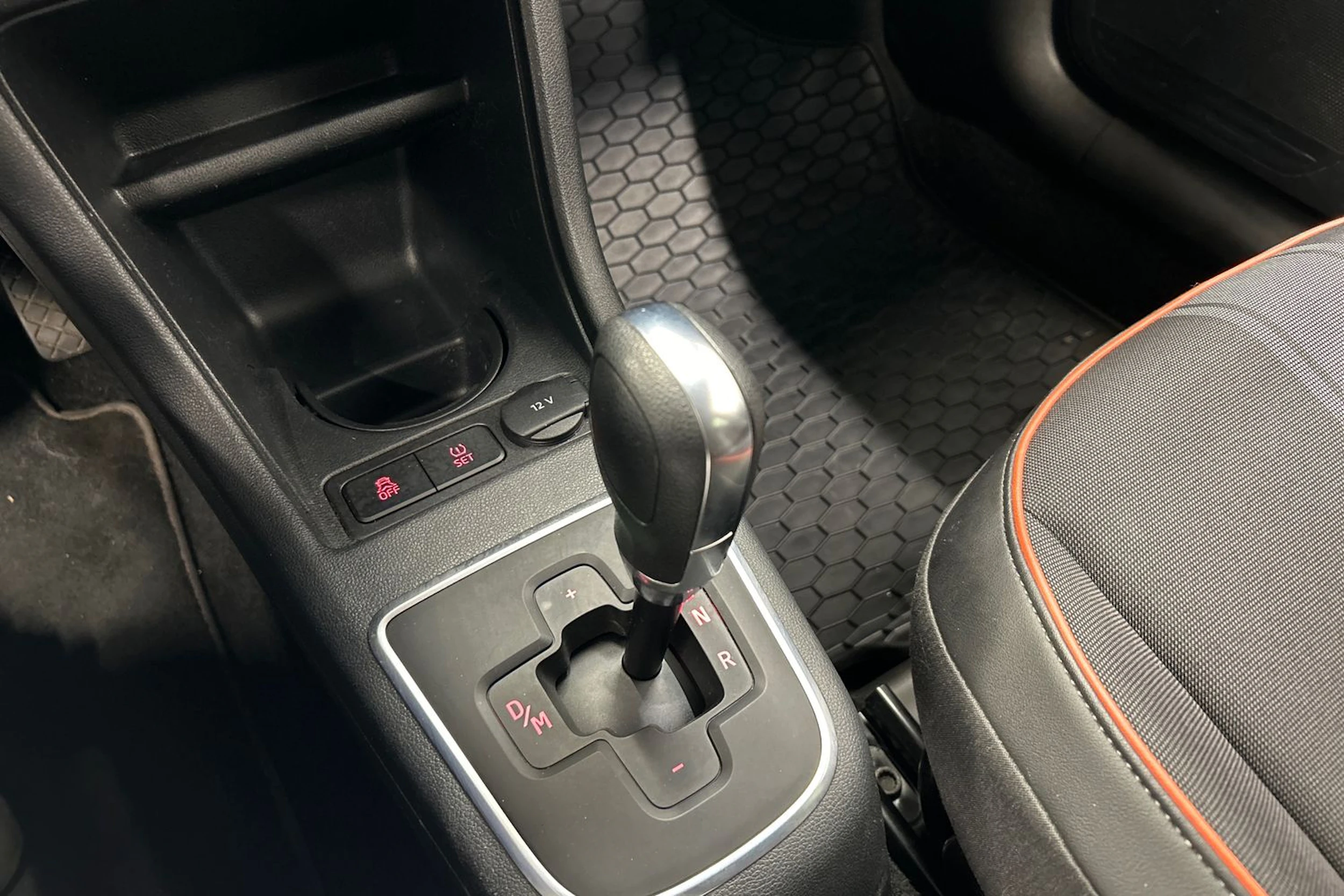 musta Volkswagen up! 2015 kuva 22.